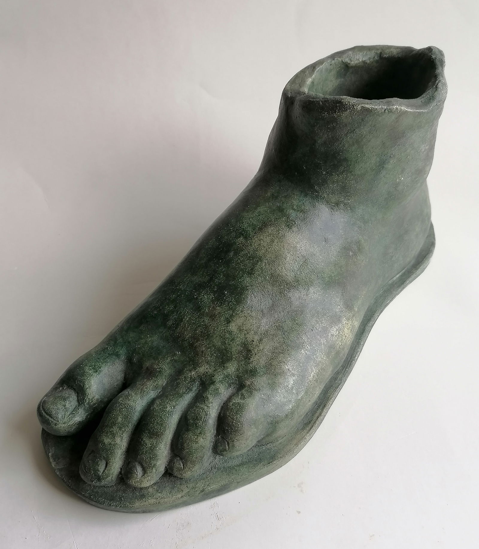 Ceramic foot: Title: Ceramic footDescription:classic ceramic foot model with bronze patinaDate/Period: xx centuryMaterials:ceramicDimension:H cm 13 x 26 x 11 weight kg 1,4 Reserve: $550.00 Shipping:Domestic: