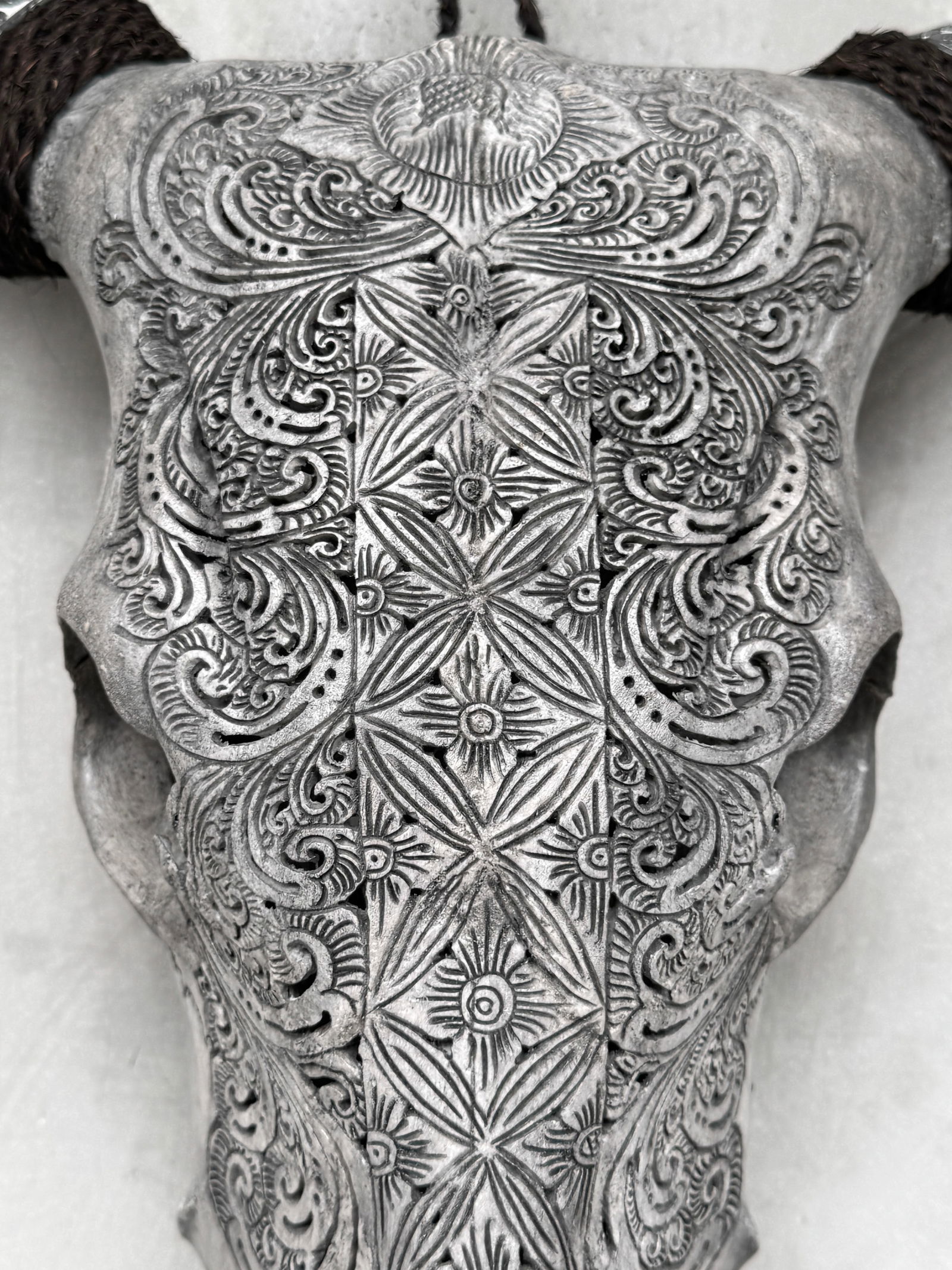 Carved cow skull with carved horns - Ketimun lotus motif - 3
