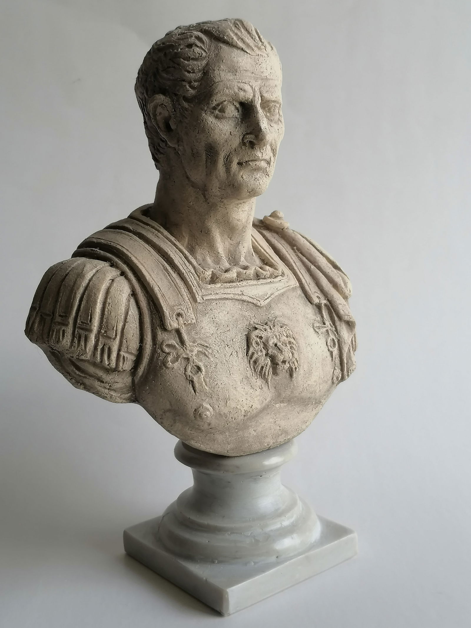 Julius Caesar ceramic bust: Title: Julius Caesar ceramic bust Description:Hand-molded from light-colored refractory clay Base turned from marble powder and polyester The total weight is approximately 1 kg Italian quality manufac