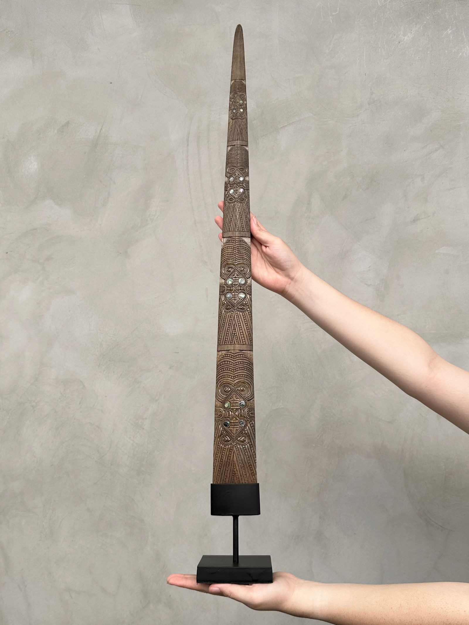 Large swordfish tusk - Wheku & Tiki: Title: Large swordfish tusk - Wheku & Tiki Maker:Unknown Origin: Indonesia Date/Period:2025 Materials:Xiphias Gladius, Bone, steel Dimensions:Height including stand: 87 cm / 34.6 inches Description:Th