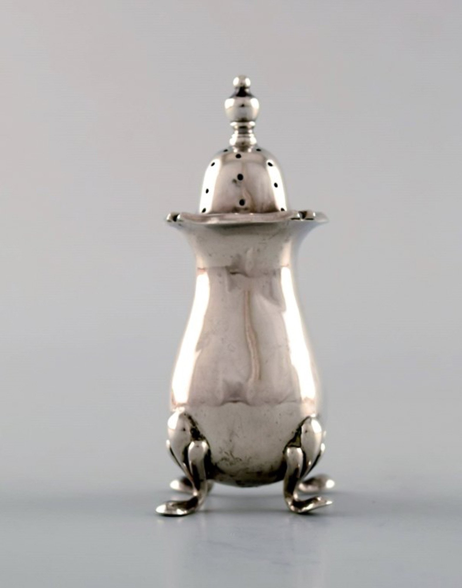 English pepper shaker in silver. Late 19th century. From large private collection.: Title:English pepper shaker in silver. Late 19th century. From large private collection. Description:English pepper shaker in silver. Late 19th century. From large private collection. Large selection