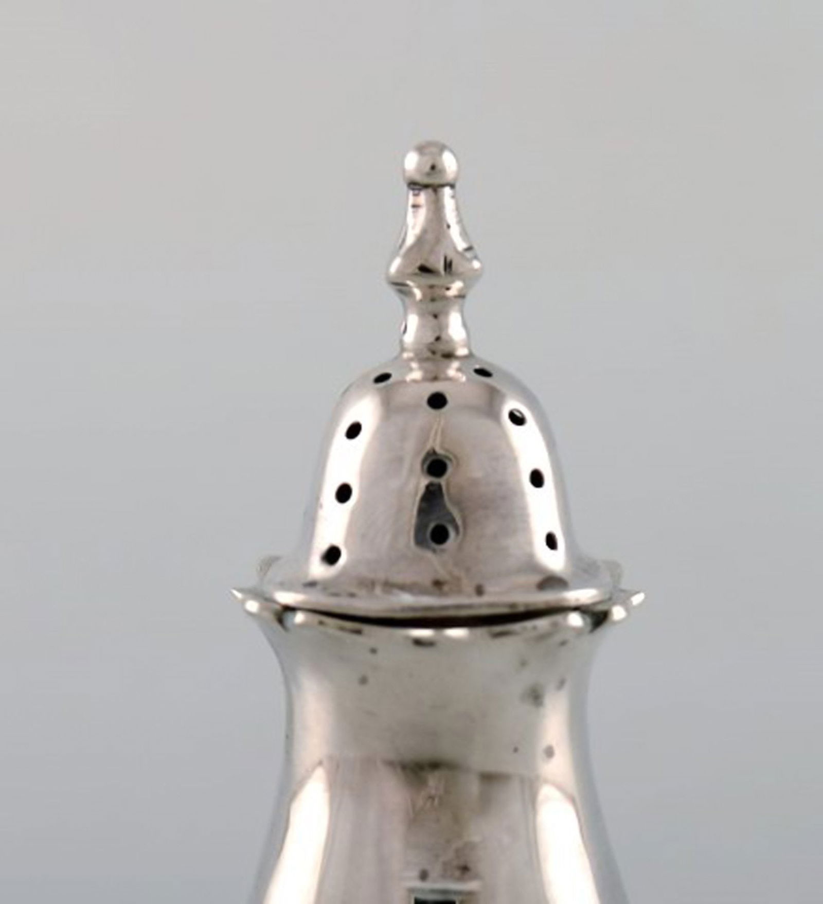 English pepper shaker in silver. Late 19th century. From large private collection. - 2