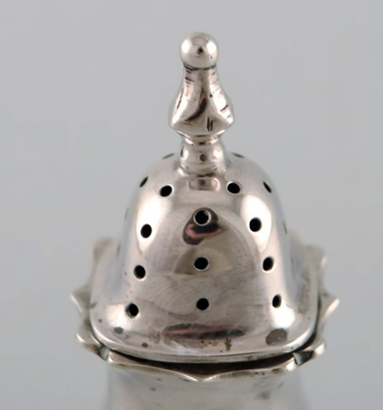 English pepper shaker in silver. Late 19th century. From large private collection. - 4