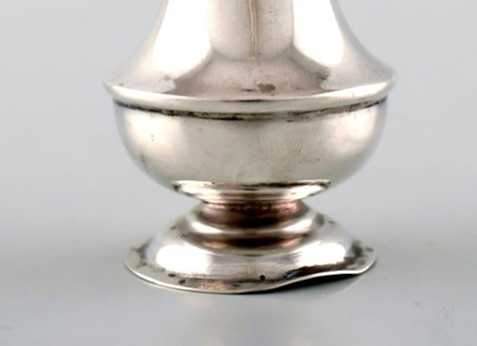 English pepper shaker in silver. Late 19th century. From large private collection. - 2