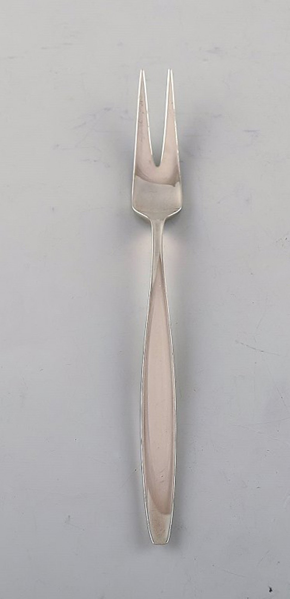 Tias Eckhoff for Georg Jensen. "Cypress" cold meat fork in sterling silver.: Title:Tias Eckhoff for Georg Jensen. "Cypress" cold meat fork in sterling silver.Description:Tias Eckhoff for Georg Jensen. "Cypress" cold meat fork in sterling silver. Measures: 11,5 cm. In very