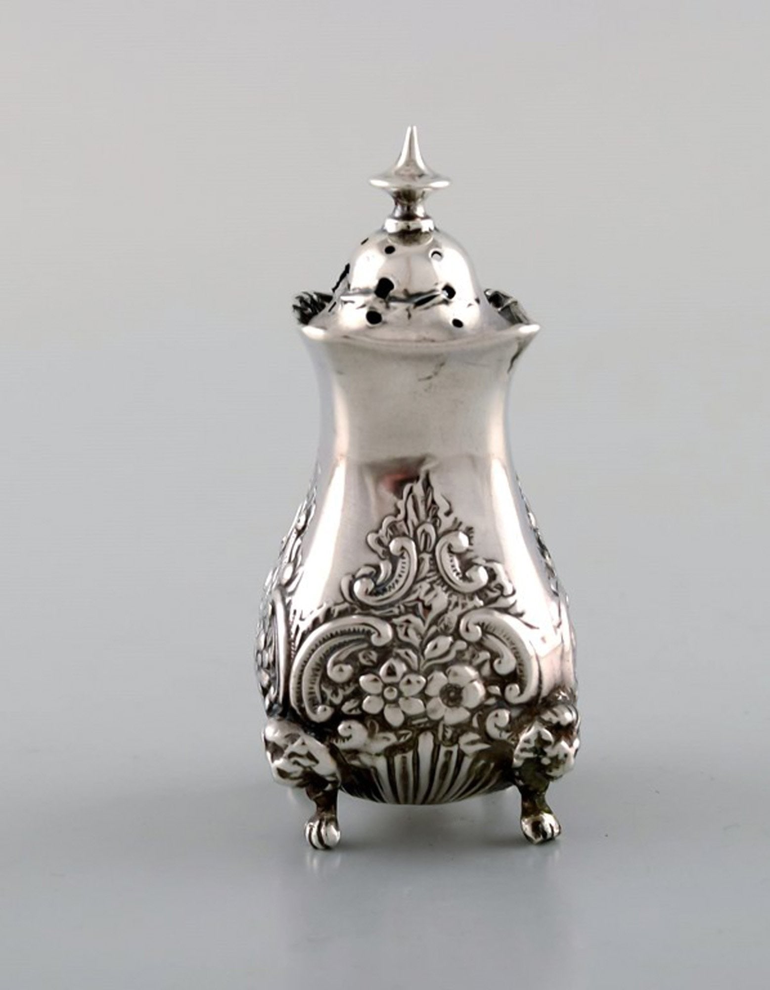 English pepper shaker in silver. Late 19th century. From large private collection.: Title:English pepper shaker in silver. Late 19th century. From large private collection.Description:English pepper shaker in silver. Late 19th century. From large private collection. Large selection