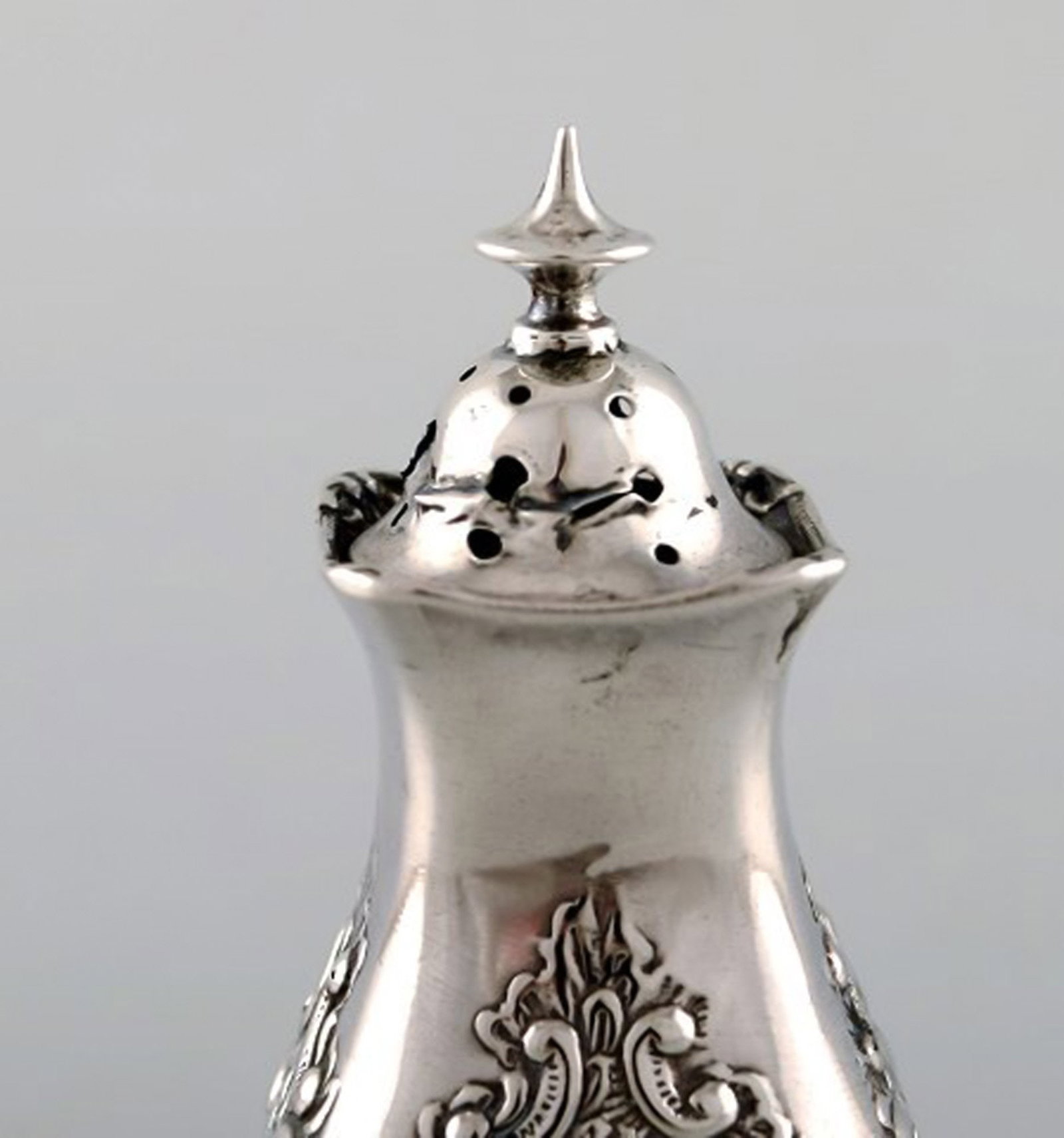 English pepper shaker in silver. Late 19th century. From large private collection. - 2