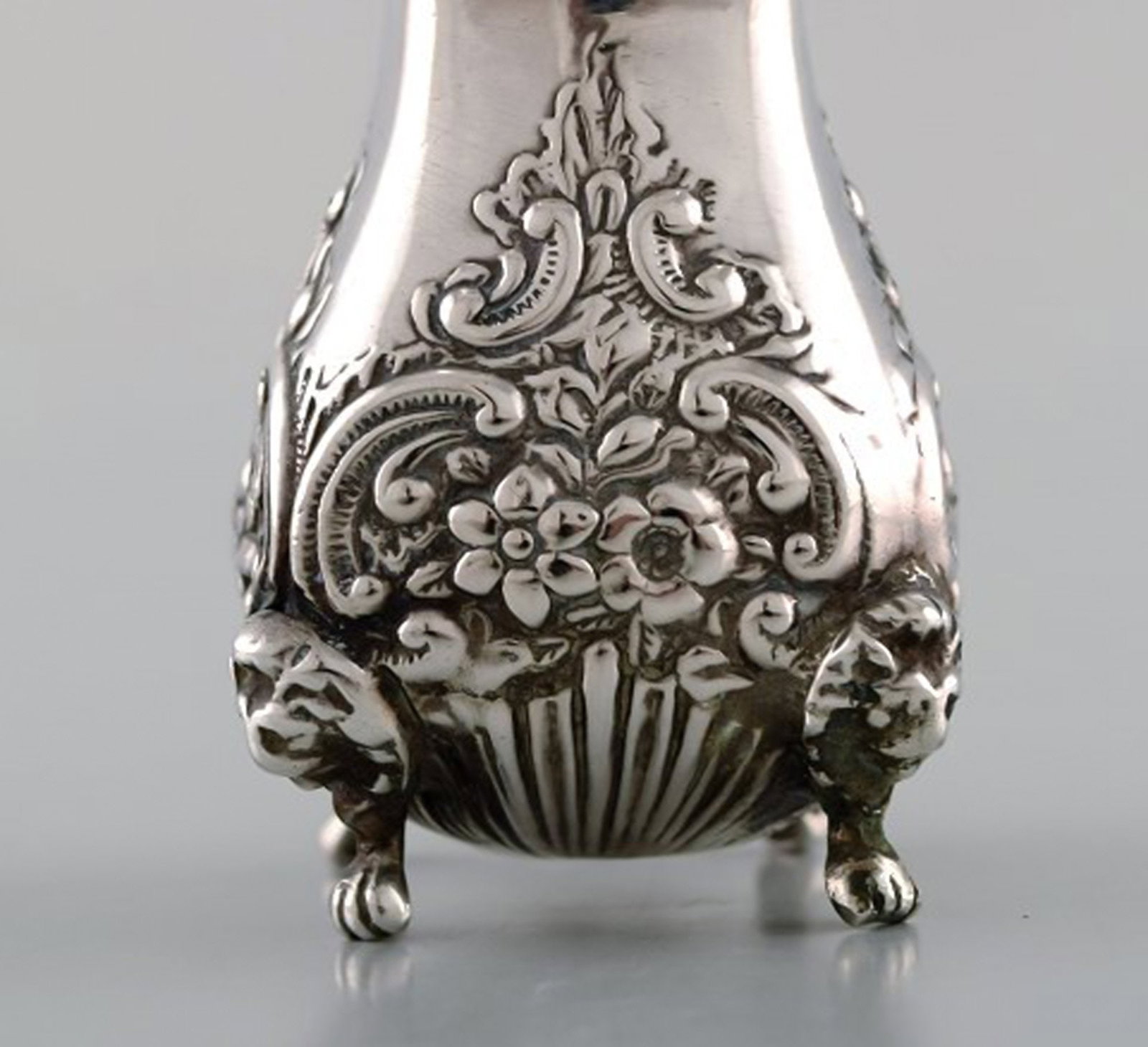 English pepper shaker in silver. Late 19th century. From large private collection. - 3