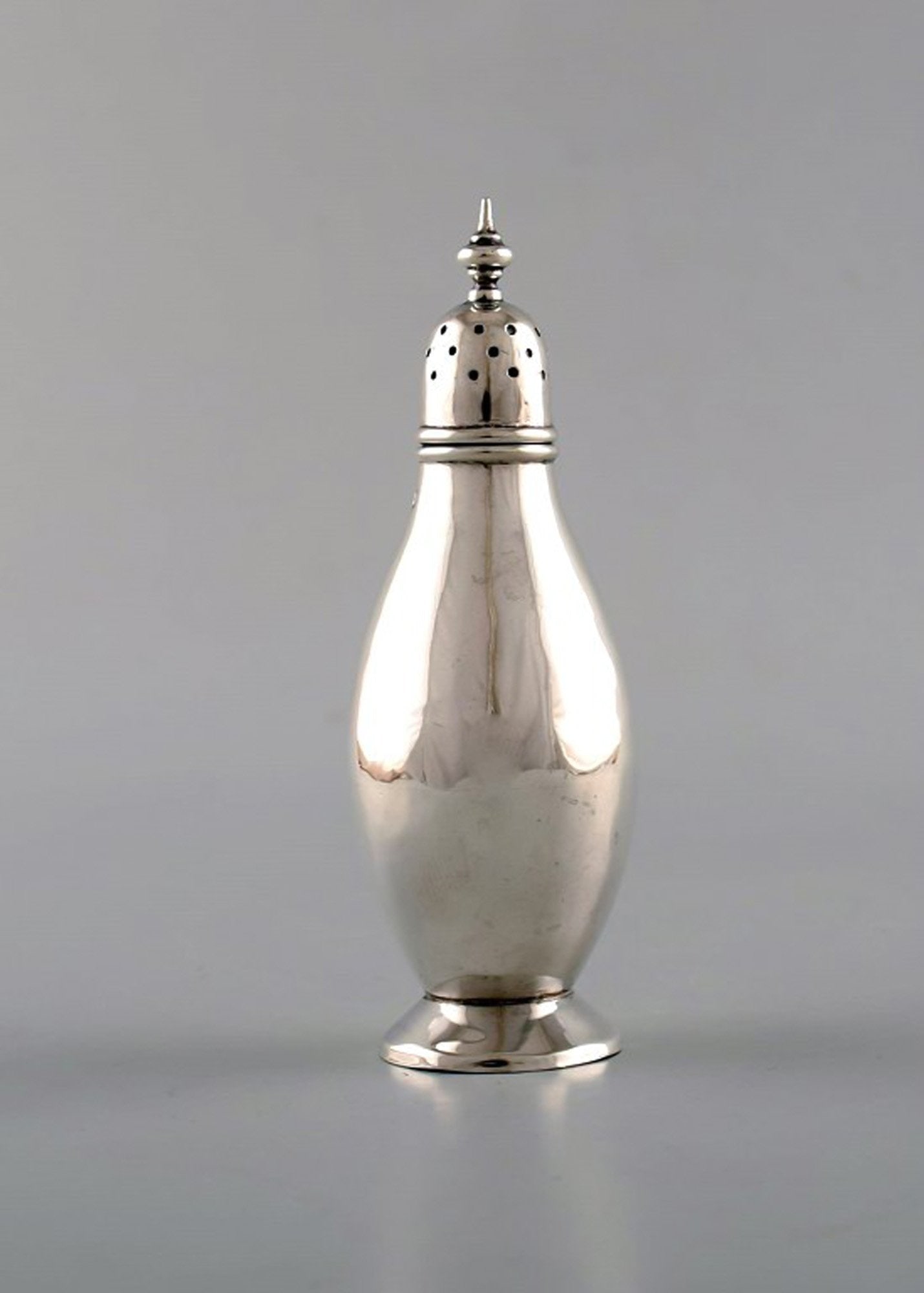 English pepper shaker in silver. Late 19th century. From large private collection.: Title:English pepper shaker in silver. Late 19th century. From large private collection. Description:English pepper shaker in silver. Late 19th century. From large private collection. Large selection