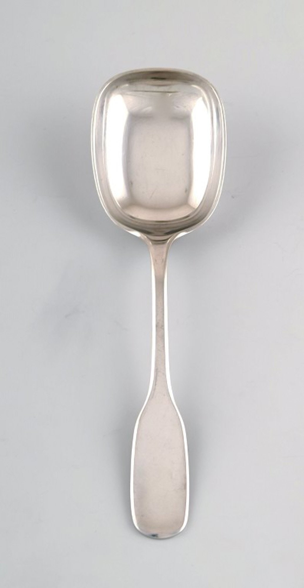 Hans Hansen cutlery Susanne serving spoon in sterling silver.: Title:Hans Hansen cutlery Susanne serving spoon in sterling silver. Description:Hans Hansen cutlery Susanne serving spoon in sterling silver. Measures: 17,7 cm. Perfect condition. Stamped. Reserve: $