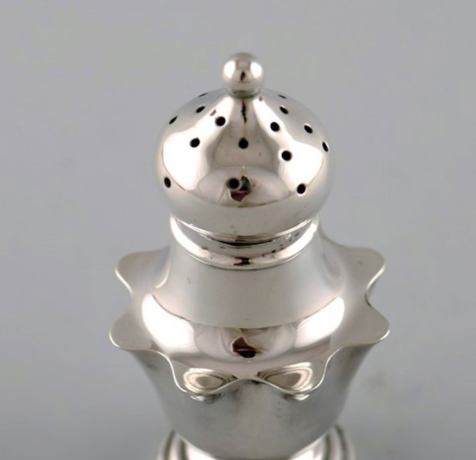 English pepper shaker in silver. Late 19th century. From large private collection. - 2
