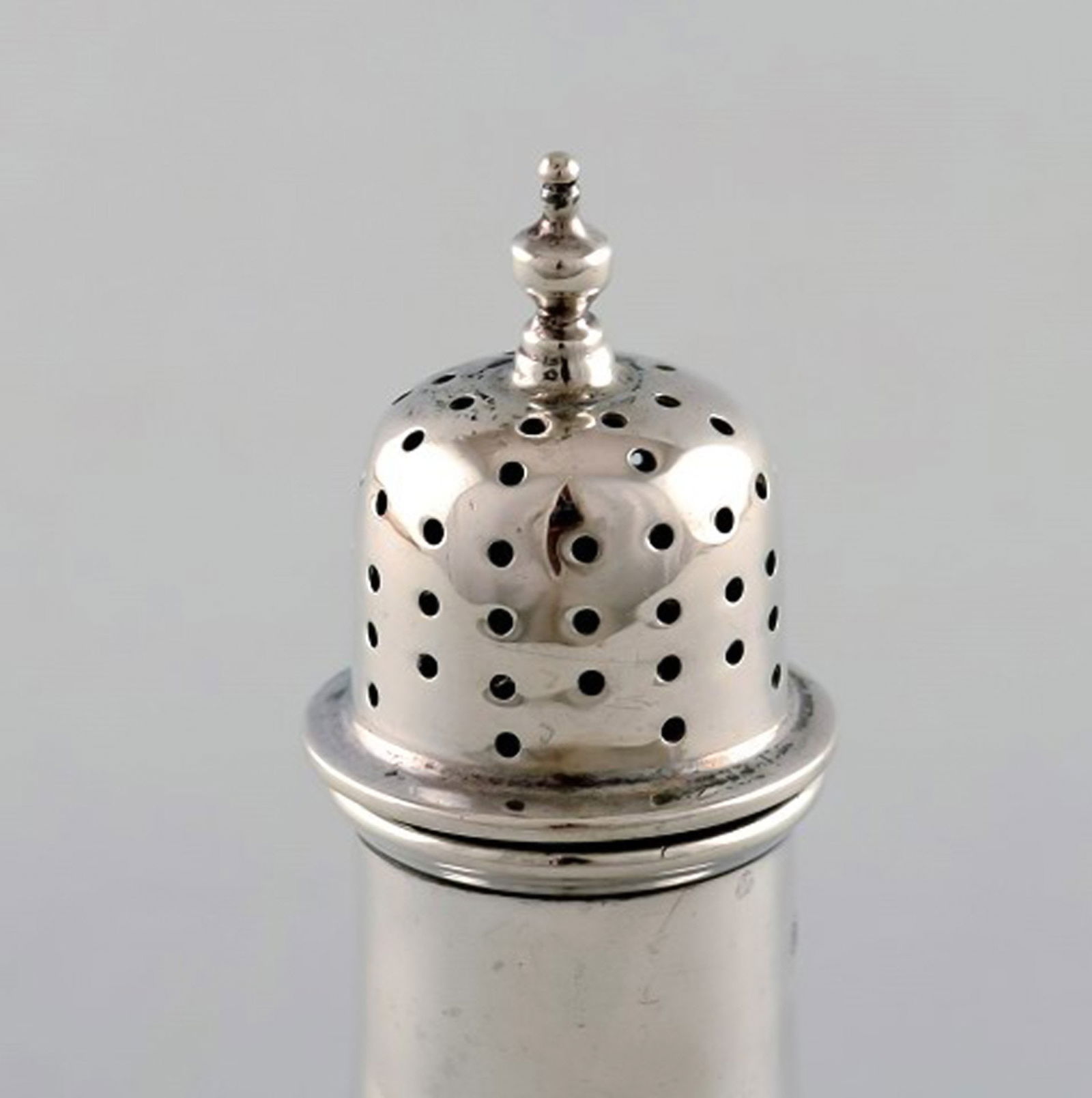 English pepper shaker in silver. Late 19th century. From large private collection. - 3