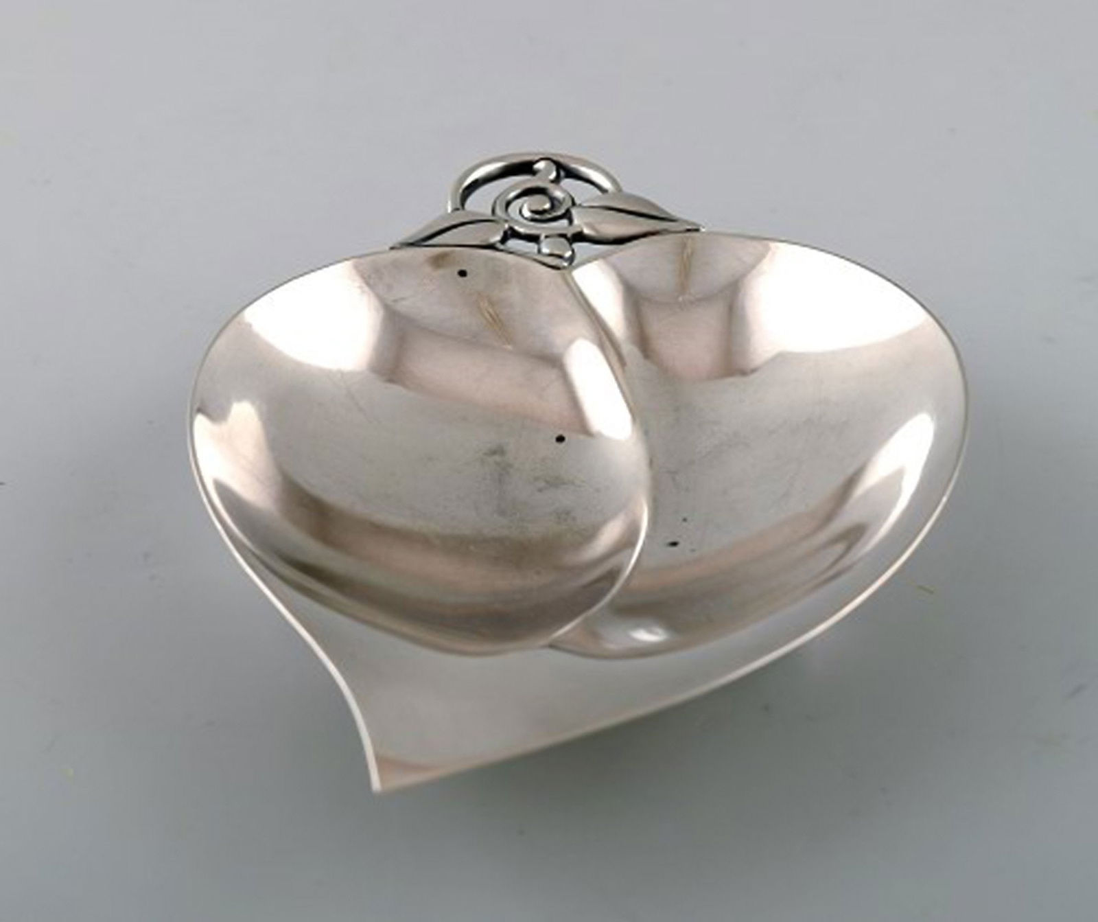 Tiffany & Company (New York). Leaf shaped silver bowl on feet. 1930's. - 2