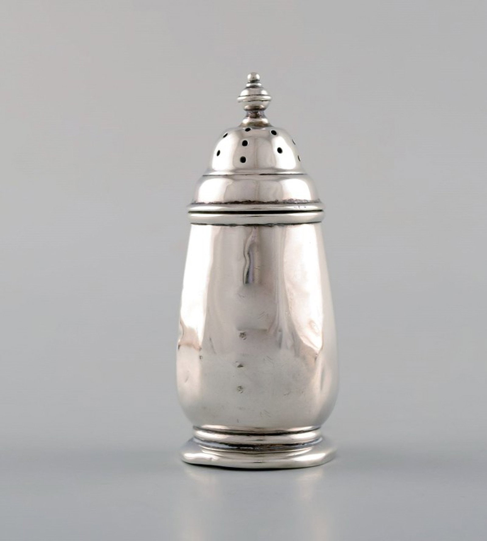 English pepper shaker in silver. Late 19th century. From large private collection.: Title:English pepper shaker in silver. Late 19th century. From large private collection. Description:English pepper shaker in silver. Late 19th century. From large private collection. Large selection