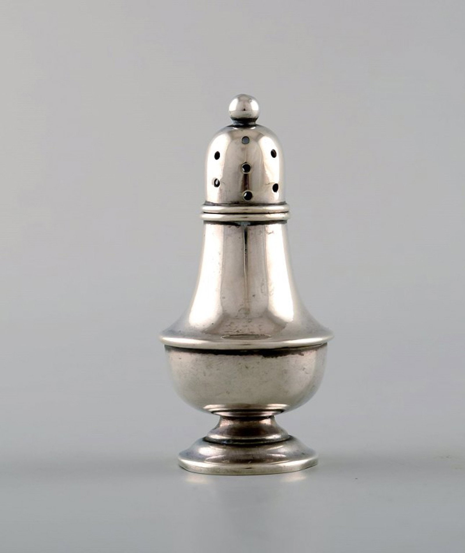 English pepper shaker in silver. Late 19th century. From large private collection.: Title:English pepper shaker in silver. Late 19th century. From large private collection. Description:English pepper shaker in silver. Late 19th century. From large private collection. Large selection