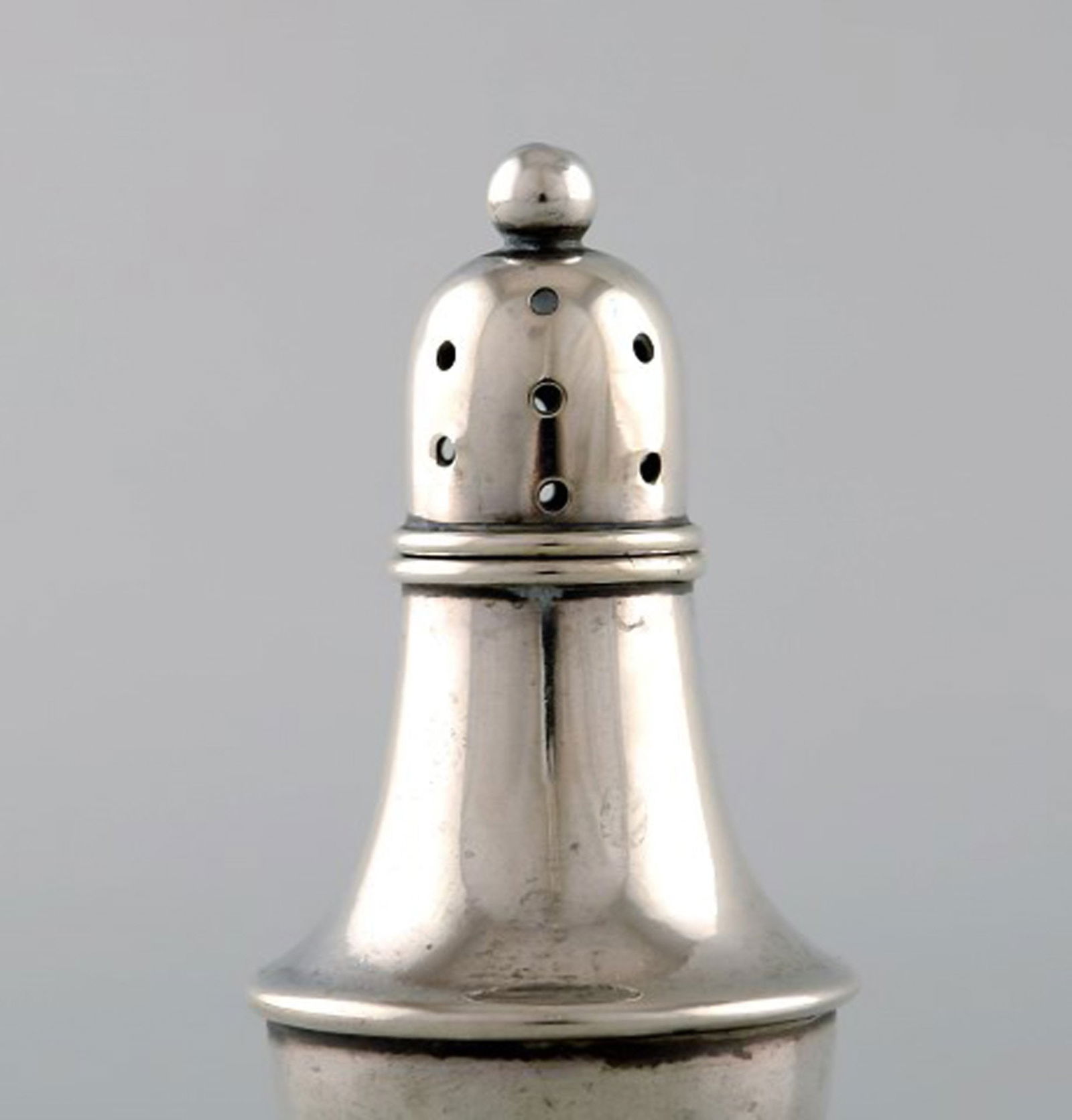English pepper shaker in silver. Late 19th century. From large private collection. - 2