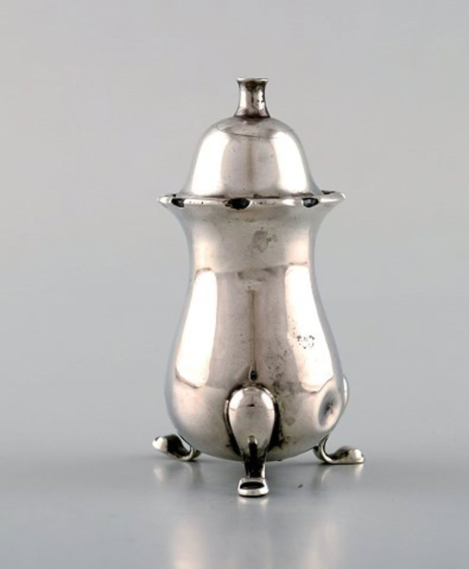 English pepper shaker in silver. Late 19th century. From large private collection. - 2