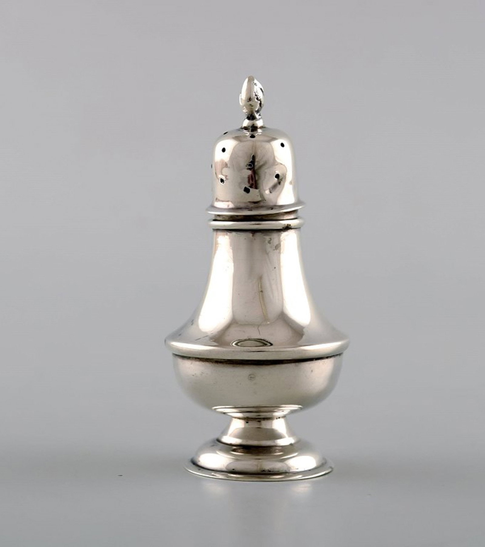 English pepper shaker in silver. Late 19th century. From large private collection.: Title:English pepper shaker in silver. Late 19th century. From large private collection.Description:English pepper shaker in silver. Late 19th century. From large private collection. Large selection