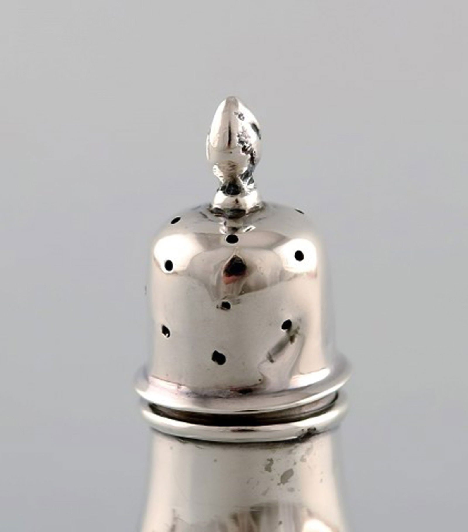 English pepper shaker in silver. Late 19th century. From large private collection. - 2
