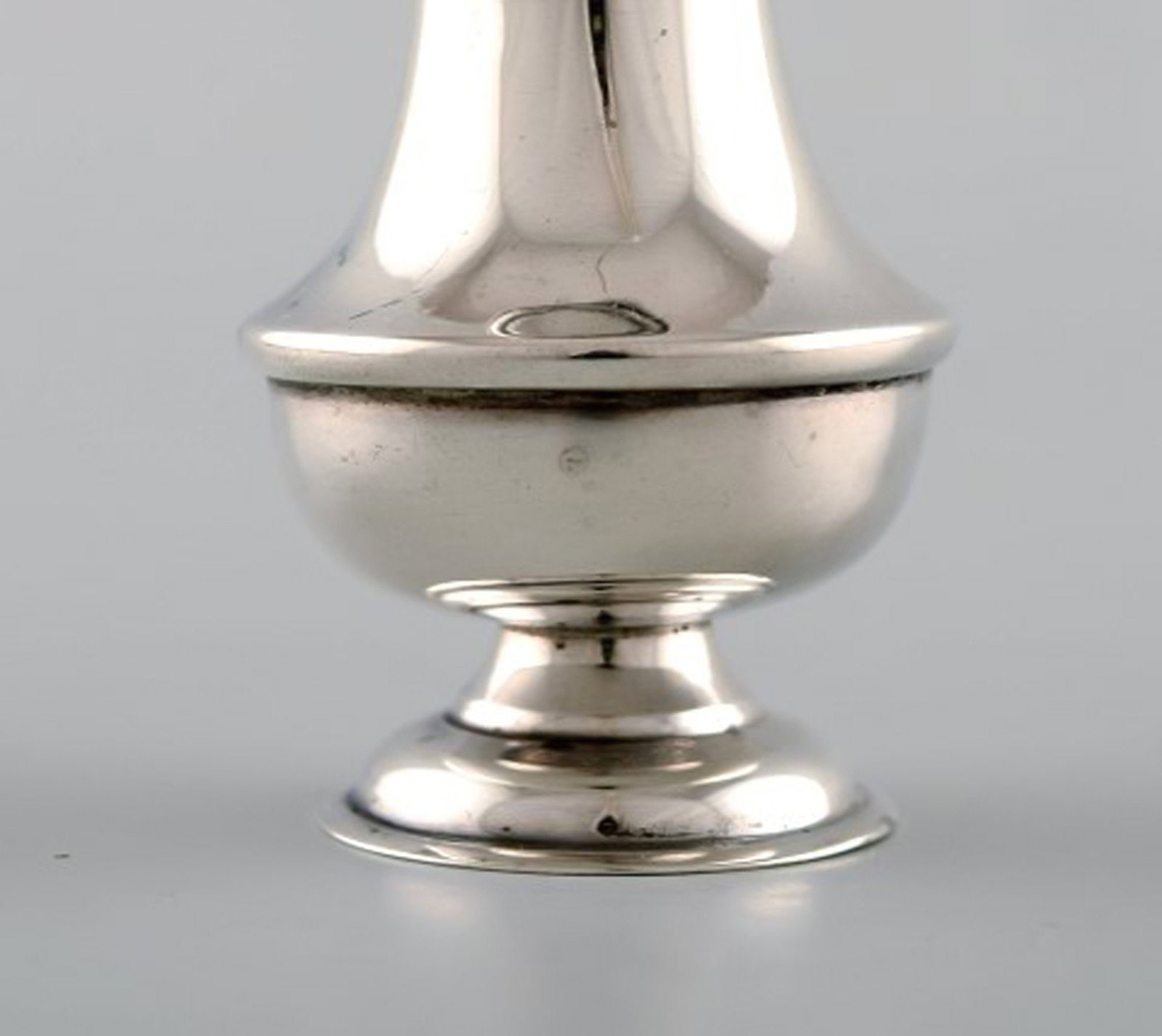 English pepper shaker in silver. Late 19th century. From large private collection. - 3