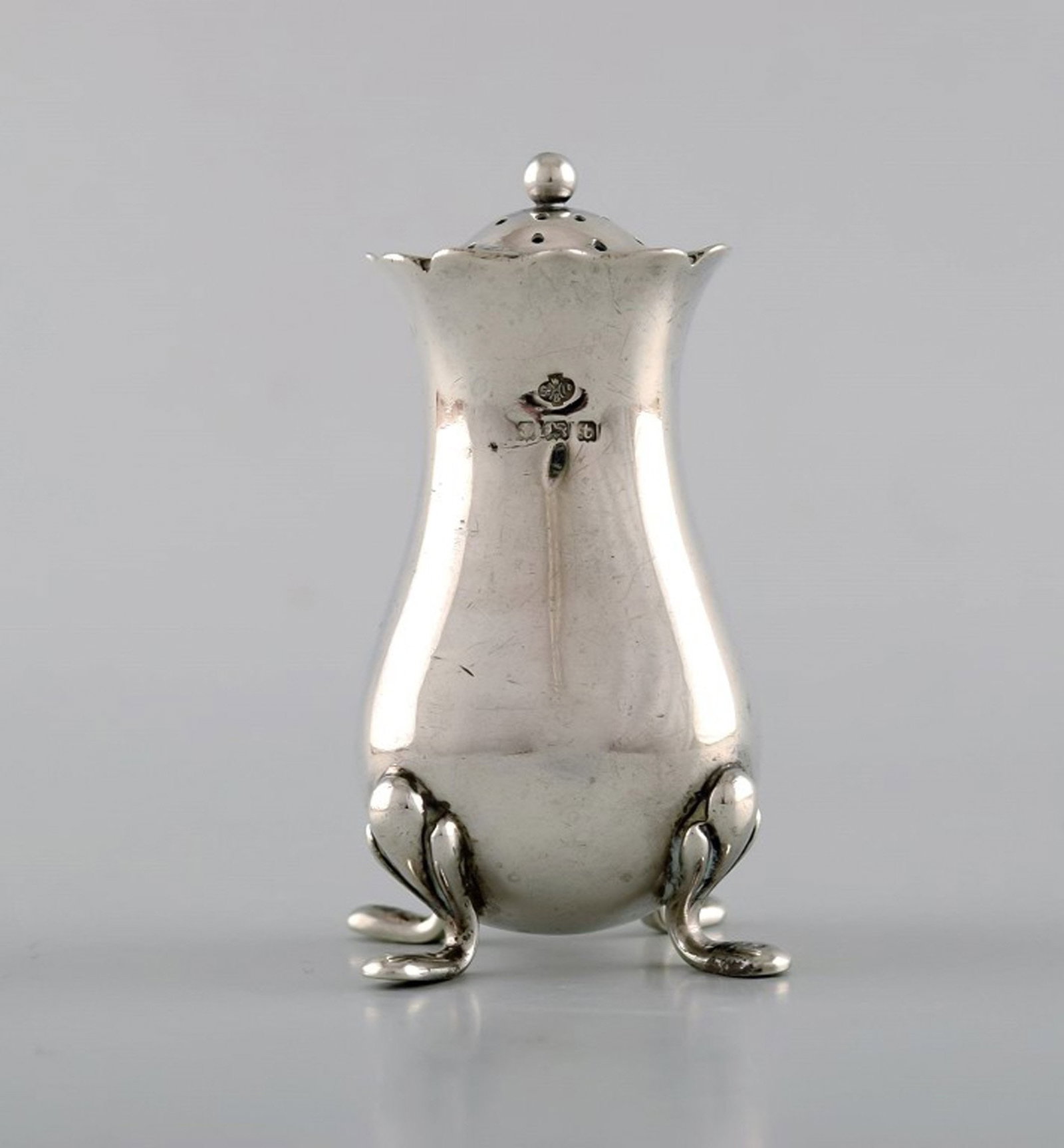English pepper shaker in silver. Late 19th century. From large private collection.: Title:English pepper shaker in silver. Late 19th century. From large private collection. Description:English pepper shaker in silver. Late 19th century. From large private collection. Large selection