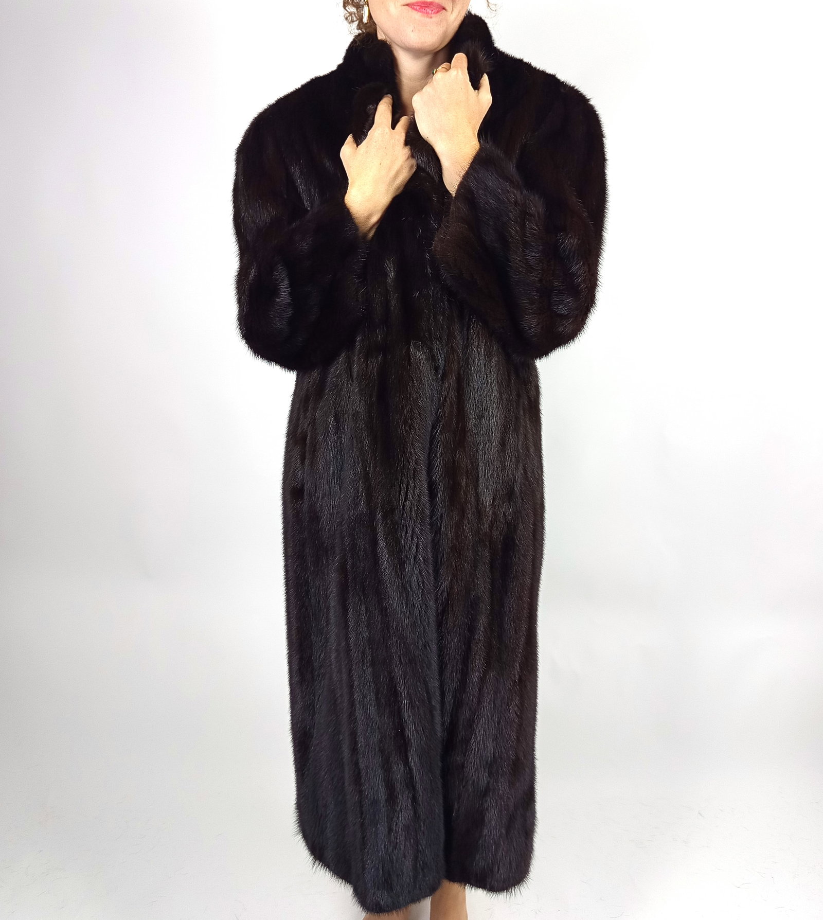 LONG MAHOGANY MINK FUR COAT EU: XL ; US: 18: Title: LONG MAHOGANY MINK FUR COAT EU: XL ; US: 18 Dimensions: Approximate size- EU: XL; US: 18 : Important details: Length: 130cm/51.18in -Shoulders width:42cm/16.54in -Sleeve Length:64cm/25.2in -Bus