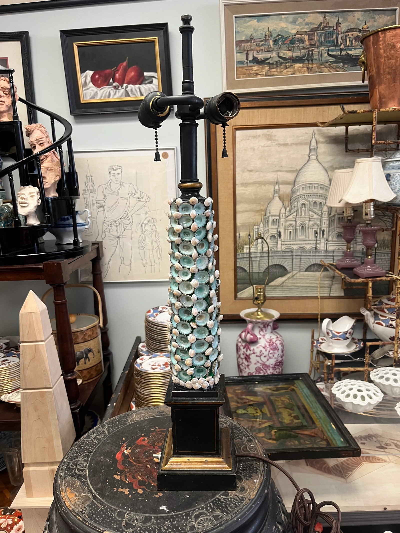 Early 20th Century French Neoclassical Painted and Shell Encrusted Lamp - 11