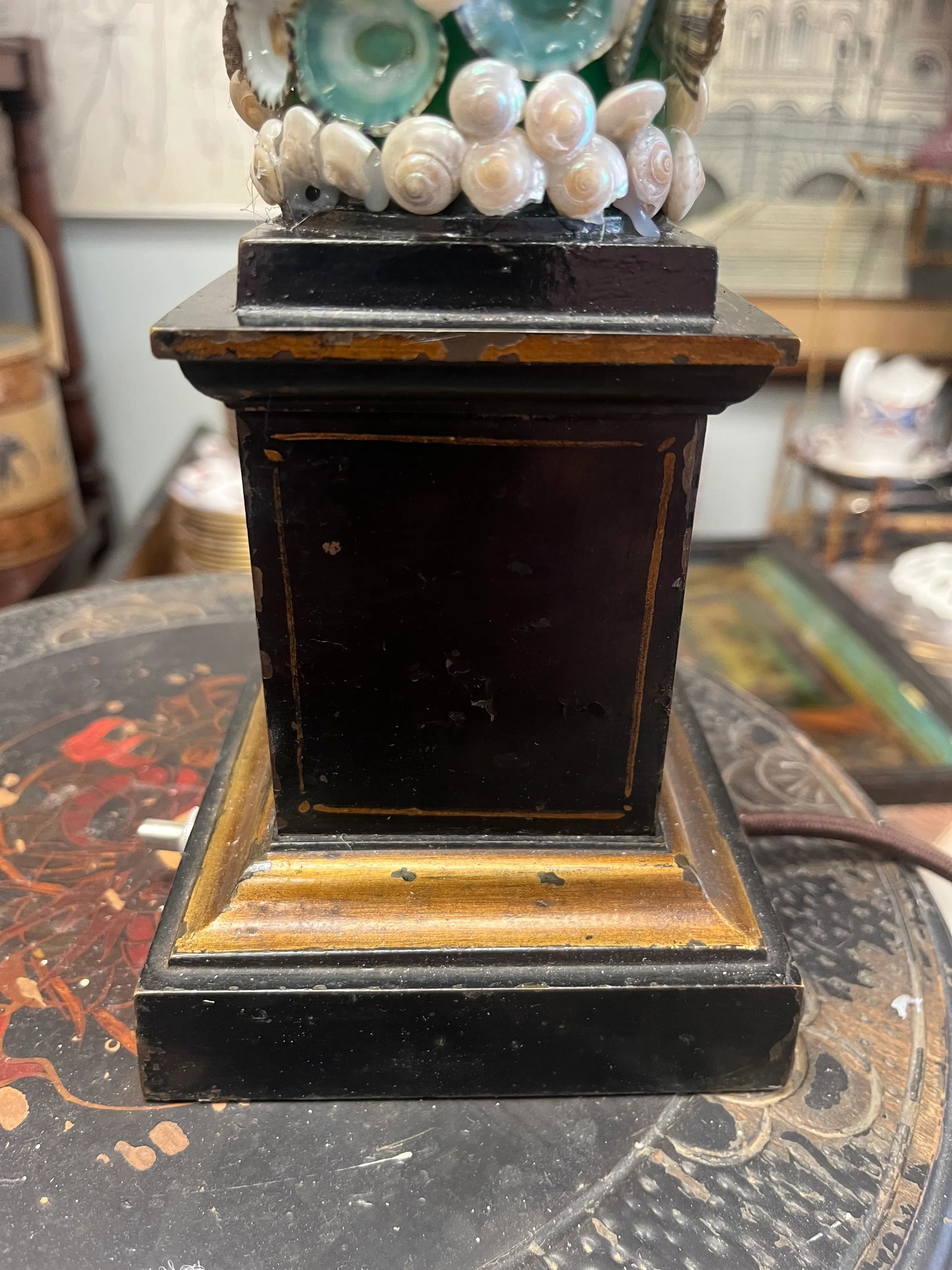 Early 20th Century French Neoclassical Painted and Shell Encrusted Lamp - 3