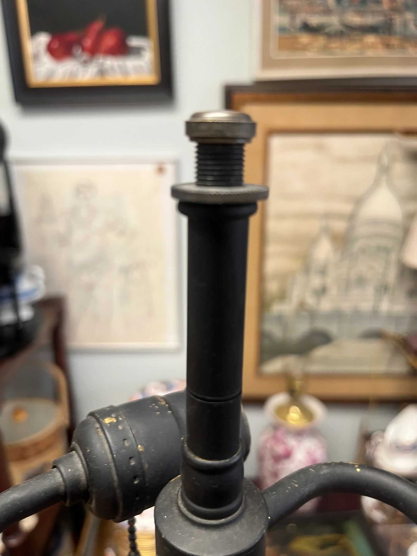 Early 20th Century French Neoclassical Painted and Shell Encrusted Lamp - 7