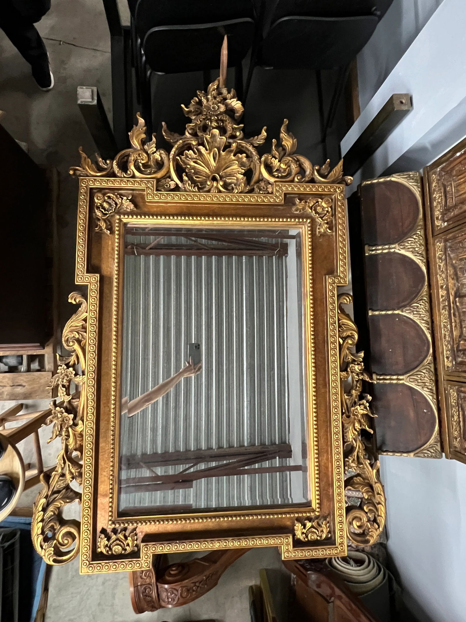 Mid 20th Century Italia Baroque Style Large Gold-Carved Giltwood Wall Mirror - 2