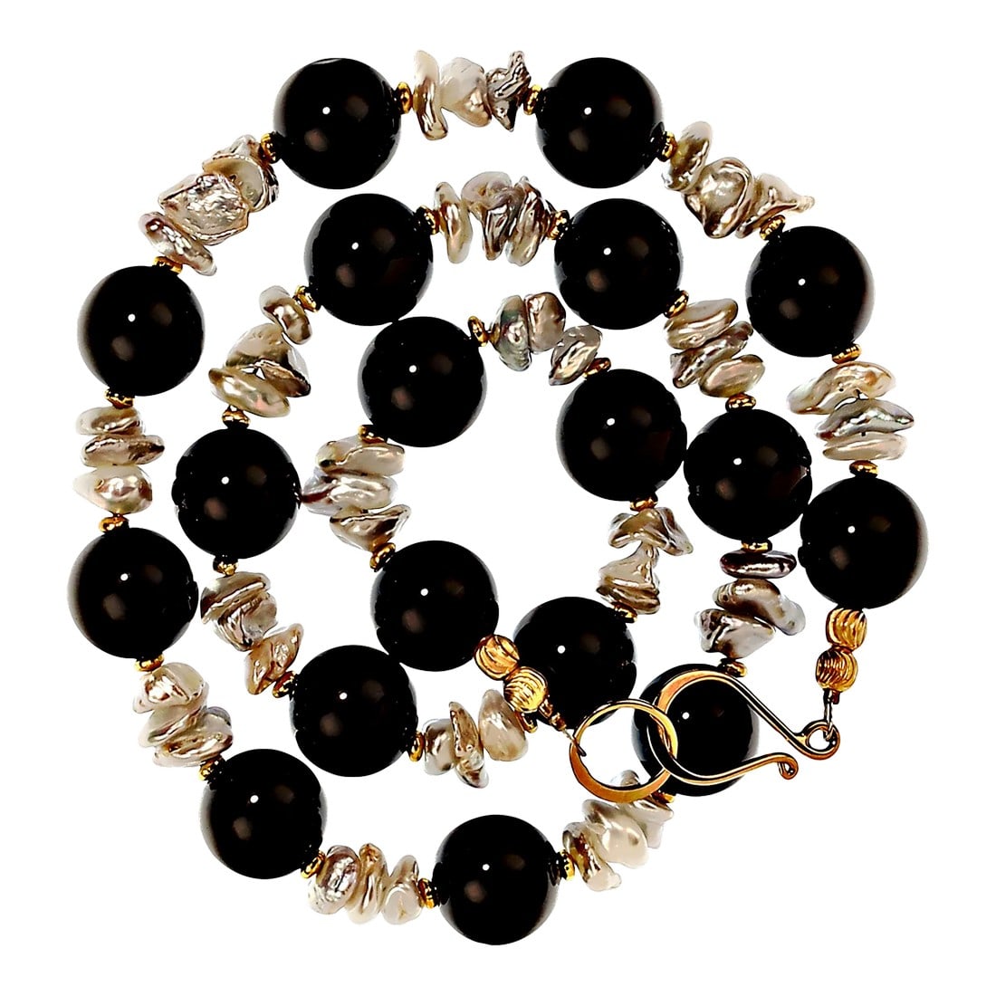 Black Onyx and White Pearl Necklace June Birthstone: This is part of Chairish's Fine Jewelry assortment. Elegant 18-Inch Black Onyx and Iridescent White Pearl Necklace – A Timeless Statement Piece Own the jewelry you desire with this