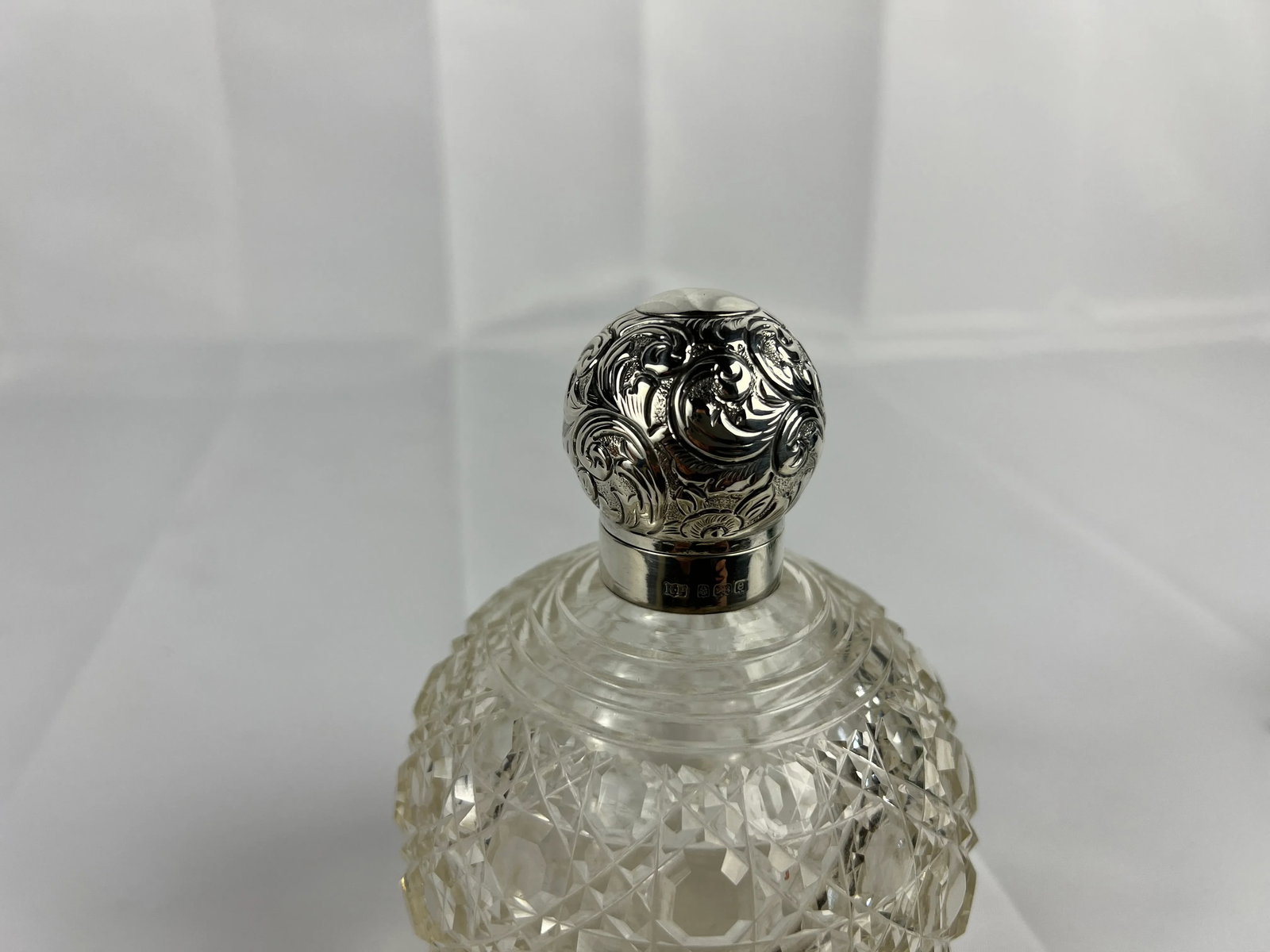 Robert Pringle & Sons Birmingham Sterling Silver & Cut Glass Perfume Bottle C. 1904 - 6