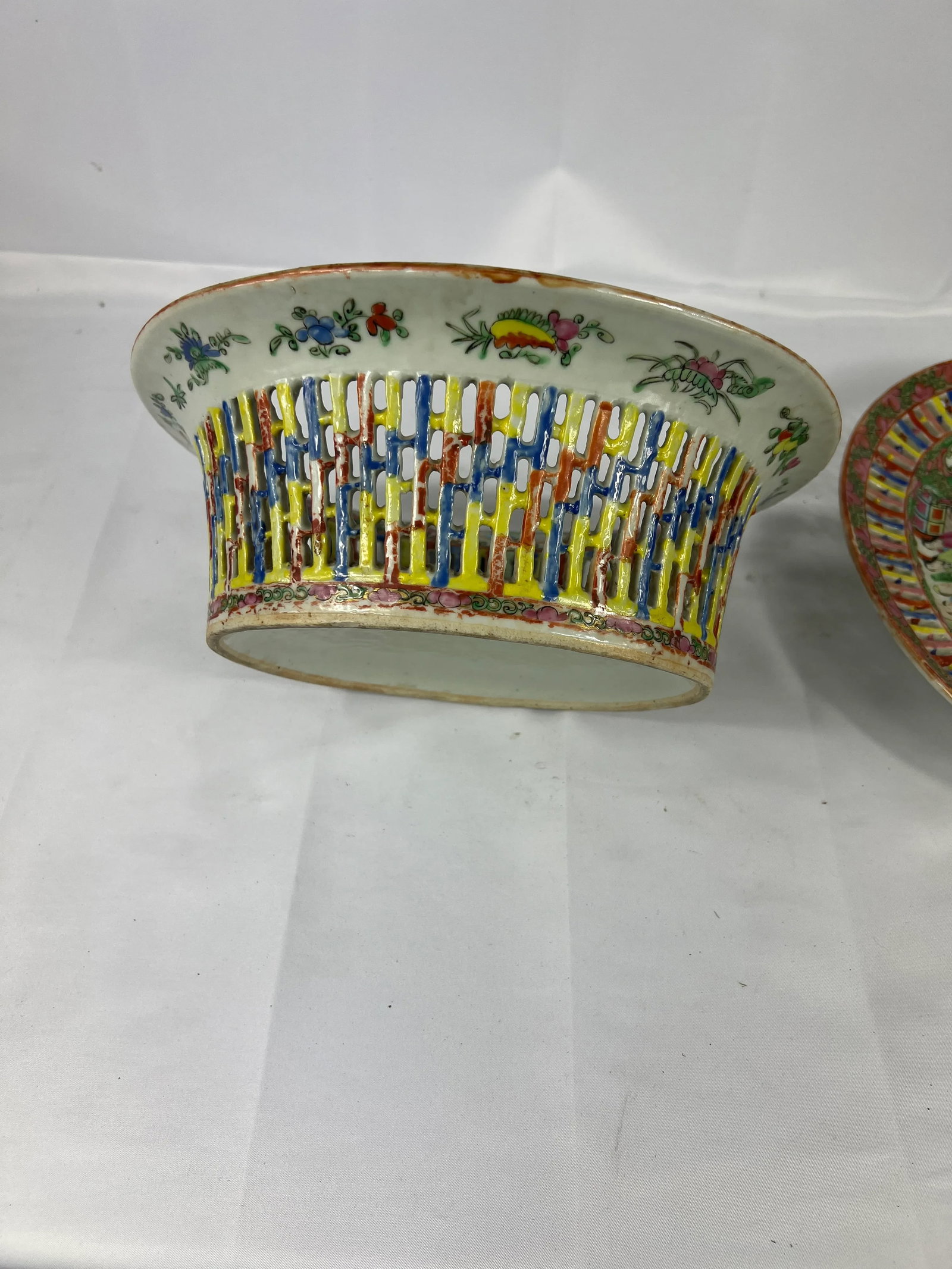 Antique Chinese Export Rose Medallion Pierced Fruit Basket and Undertray 19th C - 4