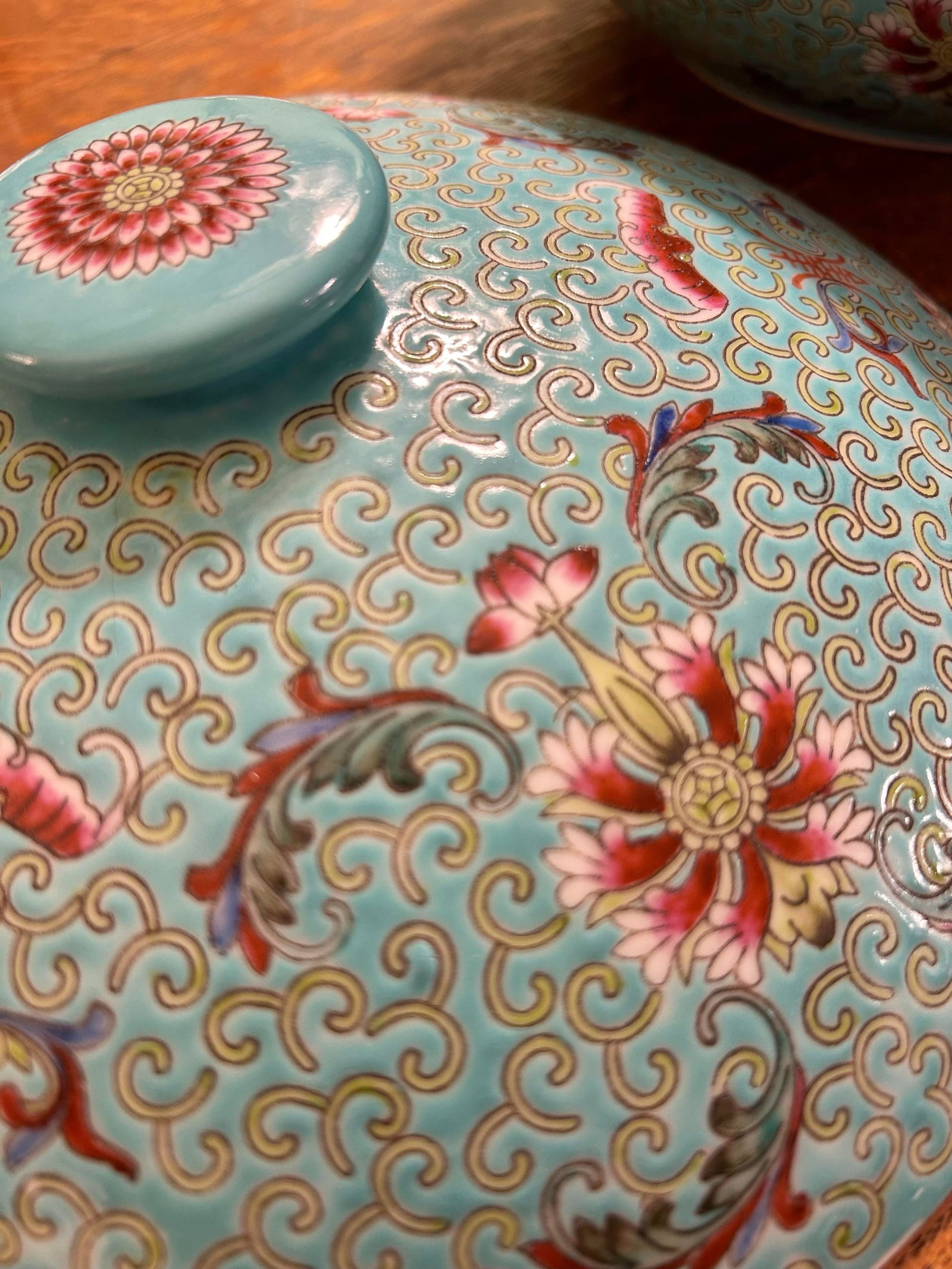 Mid to Late 20th Century Chinoiserie Famille Rose Mun Shou Porcelain Dinnerware Serving Set of 18 Pi - 9