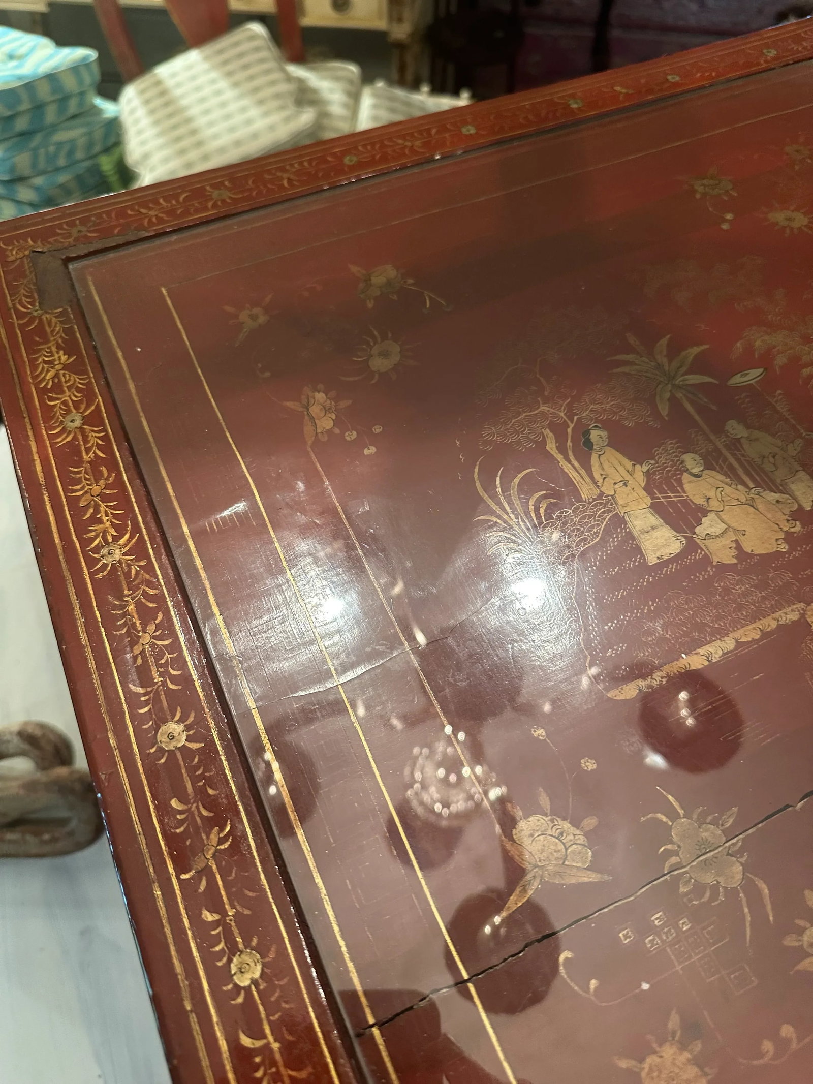 Red Chinoiserie 19th Century Lacquer Table With Lift Top and Key - 10