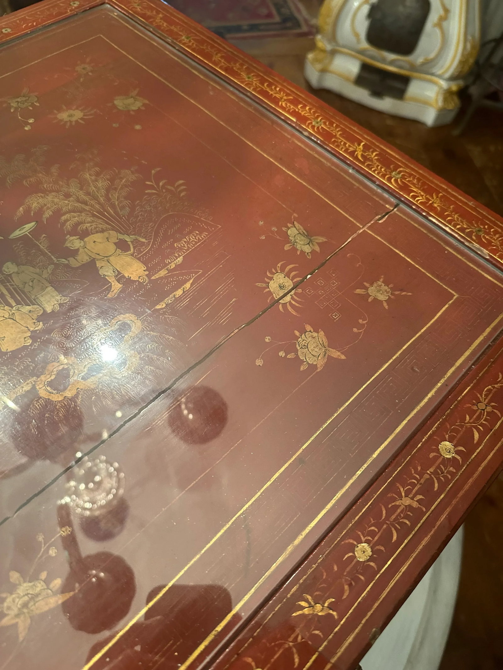 Red Chinoiserie 19th Century Lacquer Table With Lift Top and Key - 11