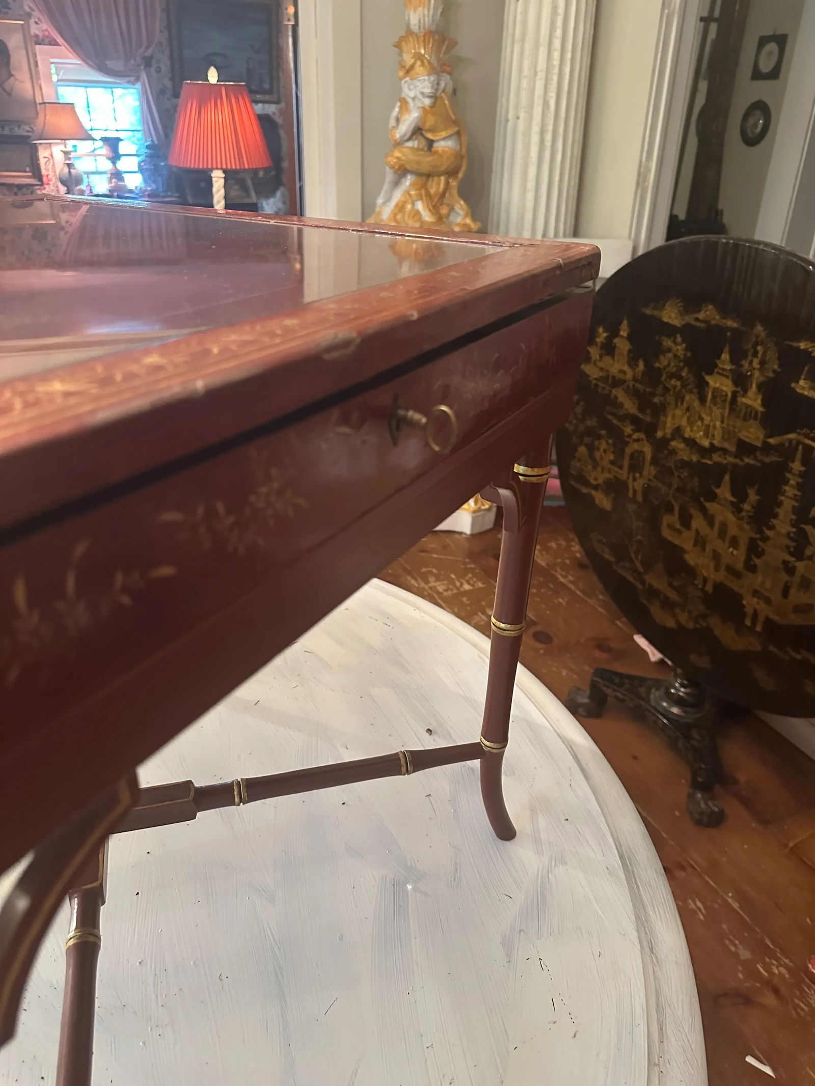 Red Chinoiserie 19th Century Lacquer Table With Lift Top and Key - 2