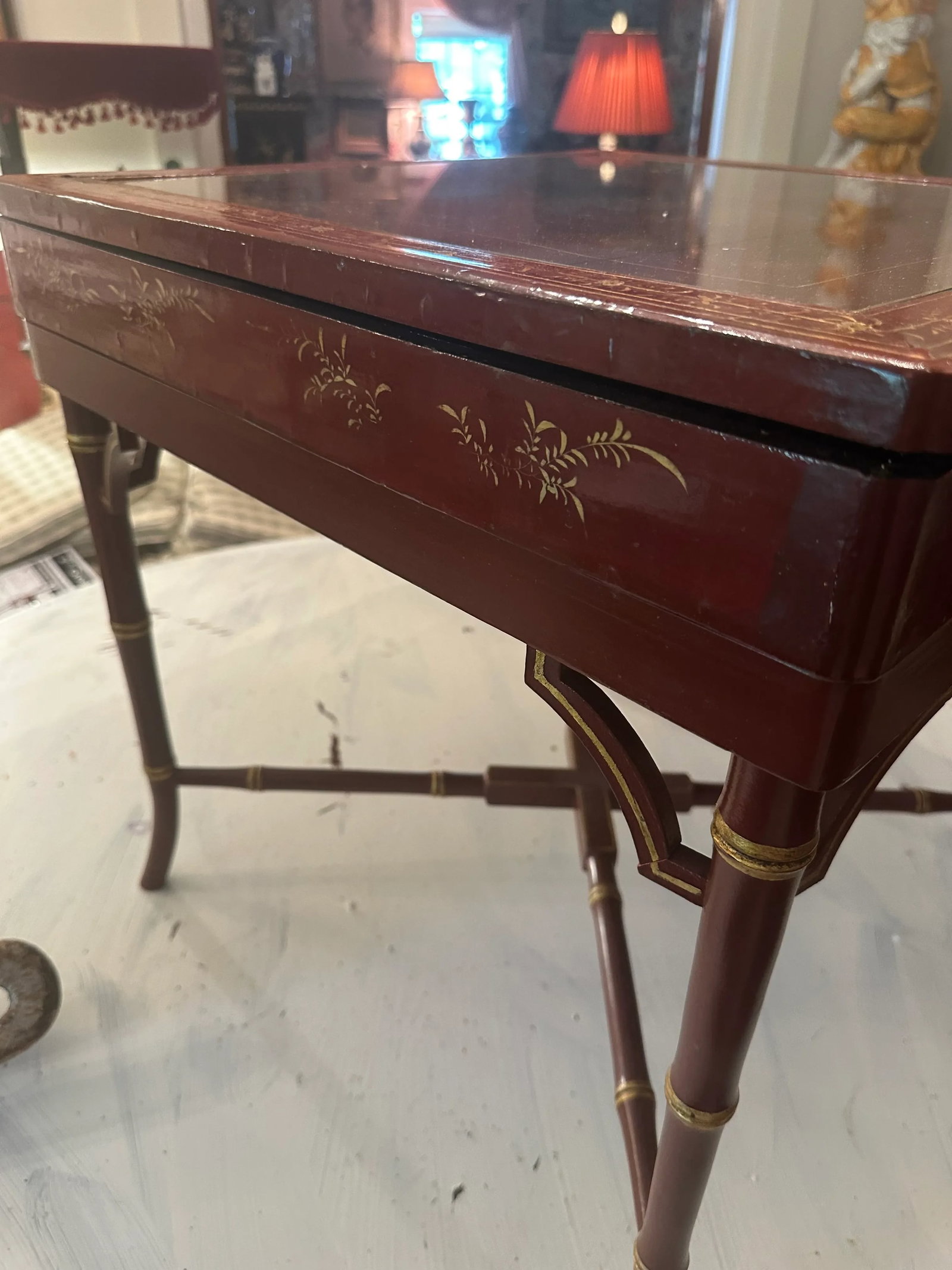 Red Chinoiserie 19th Century Lacquer Table With Lift Top and Key - 3