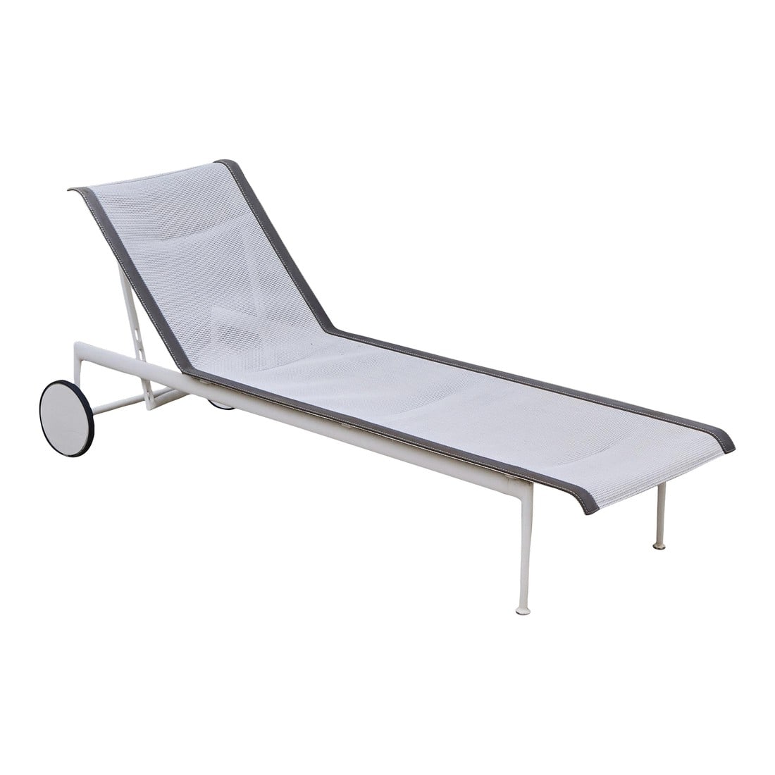 Vintage 1966 Richard Schultz Outdoor Contour Chaise Lounge for Knoll: Vintage 1966 Richard Schultz Outdoor Contour Chaise Lounge for Knoll. Executed in enameled aluminum and mesh with Knoll manufacturer's stamp on the underside of the chair. A clean and iconic outdoor d