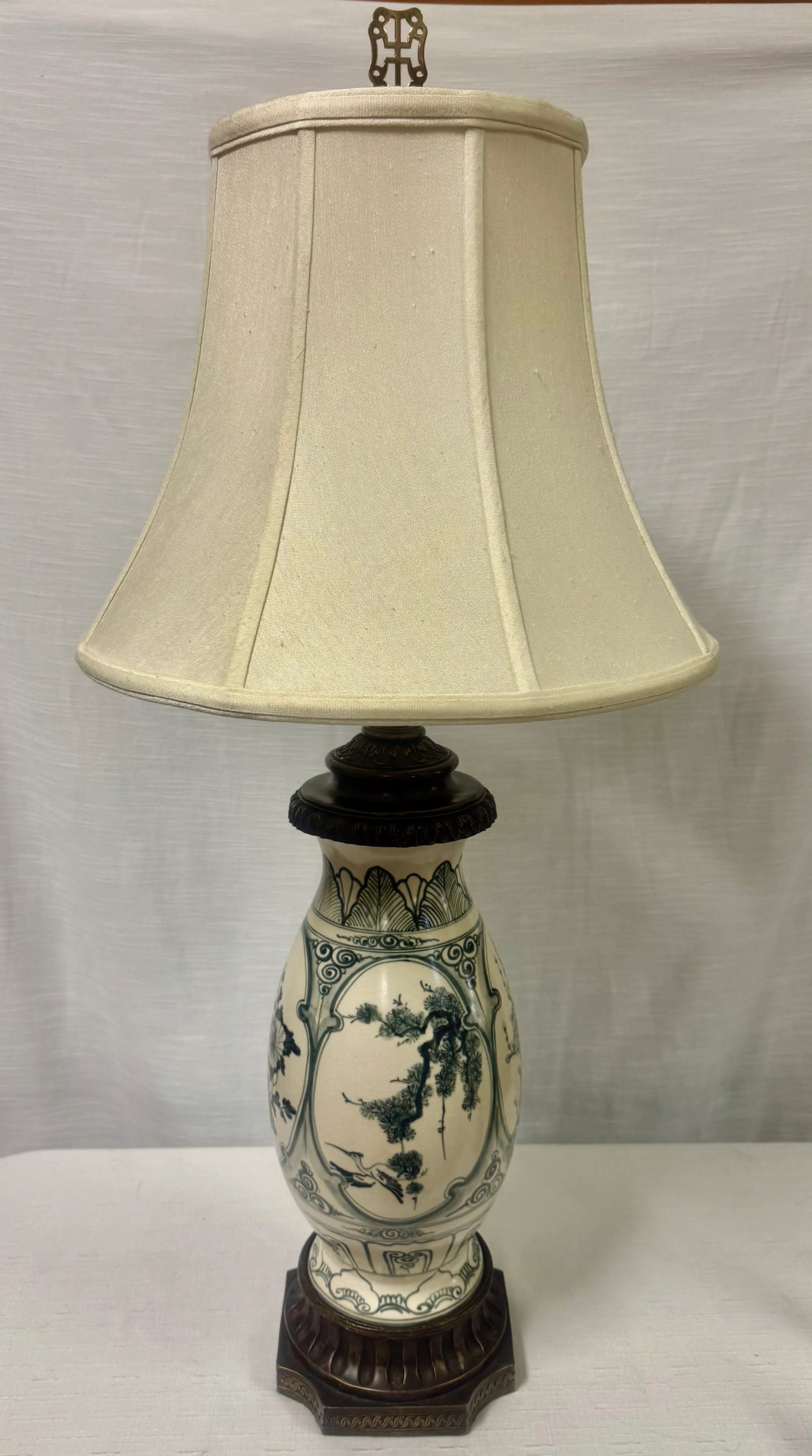 Stunning Vintage Chinoiserie Blue and White Ginger Jar Style Table Lamp With Cream Shade - 11