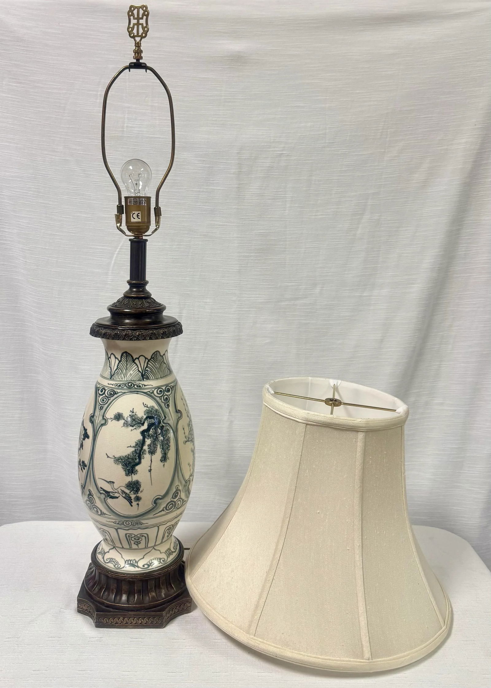 Stunning Vintage Chinoiserie Blue and White Ginger Jar Style Table Lamp With Cream Shade - 2