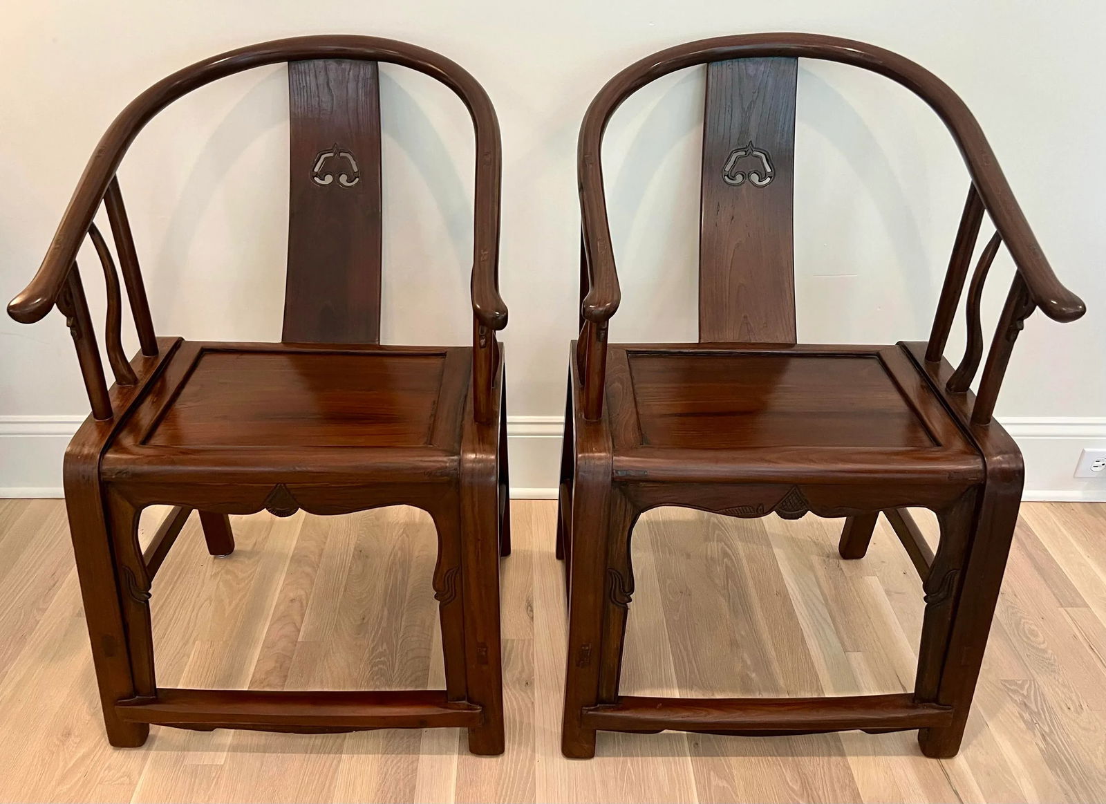 Qing Dynasty Horseshoe Backed Armchairs Matching Pair - 2