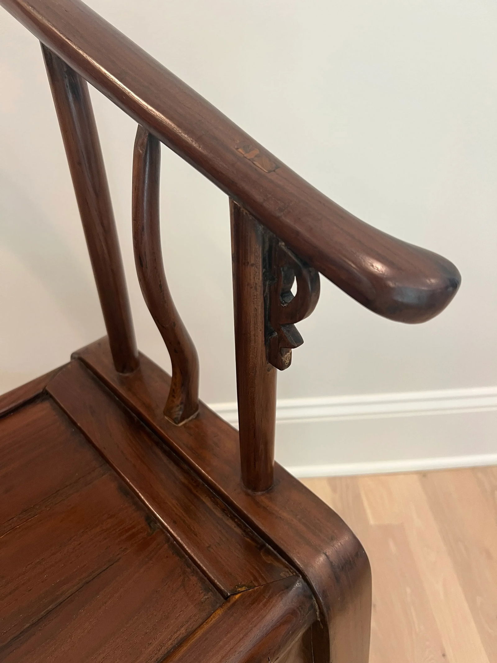 Qing Dynasty Horseshoe Backed Armchairs Matching Pair - 7