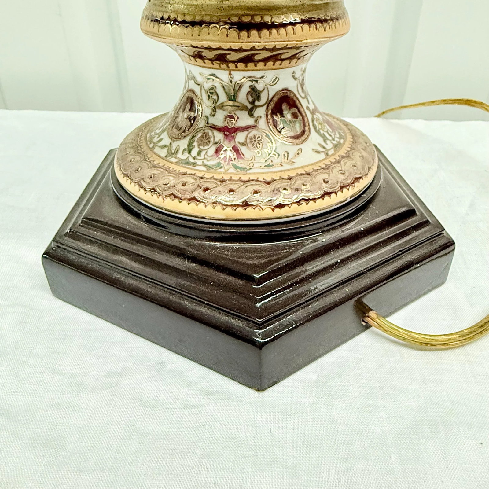 Exquisite Vintage Oriental Accents Table Lamp - Hand-Painted Porcelain Design - 11
