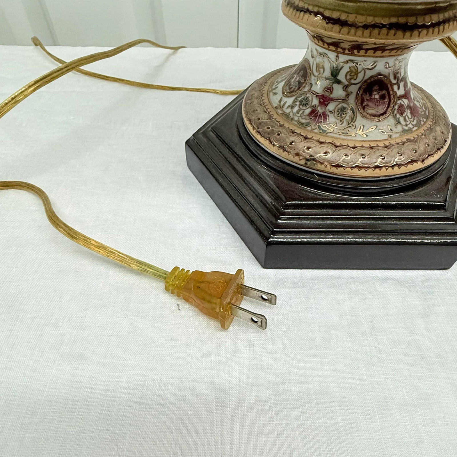 Exquisite Vintage Oriental Accents Table Lamp - Hand-Painted Porcelain Design - 12