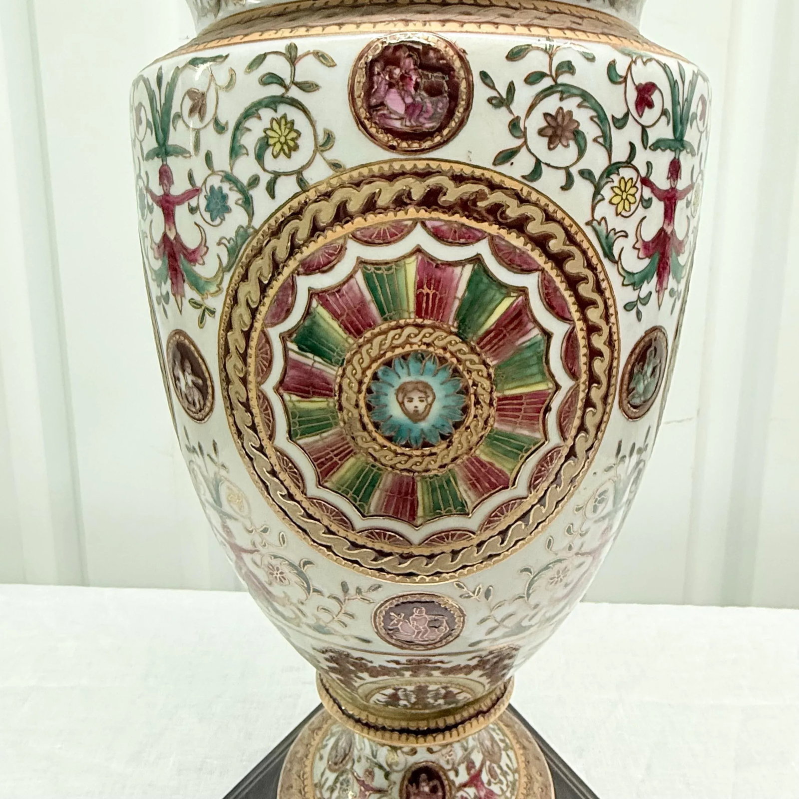 Exquisite Vintage Oriental Accents Table Lamp - Hand-Painted Porcelain Design - 3