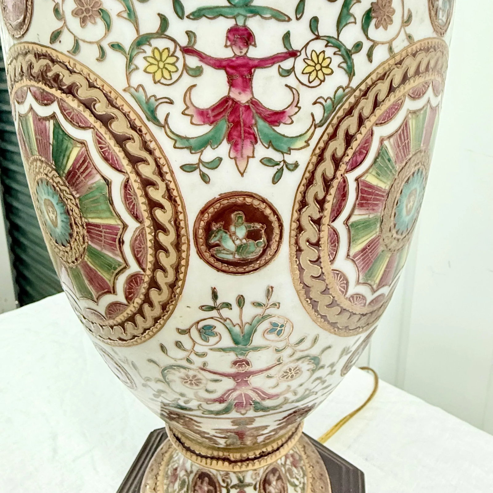 Exquisite Vintage Oriental Accents Table Lamp - Hand-Painted Porcelain Design - 4
