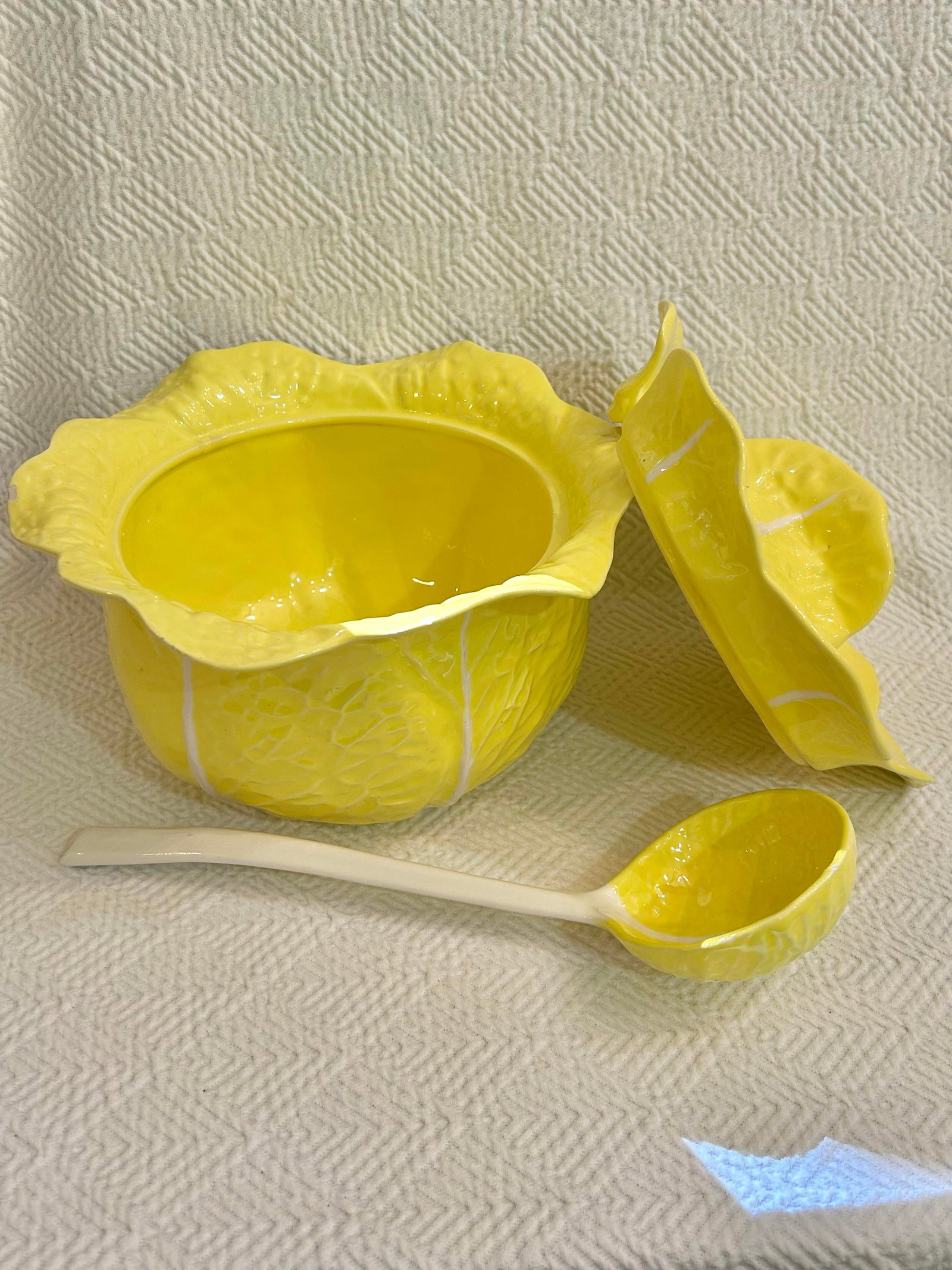 Mid 20th Century Italian Large Yellow Majolica Cabbage Ware Tureen With Lid and Ladle - 5