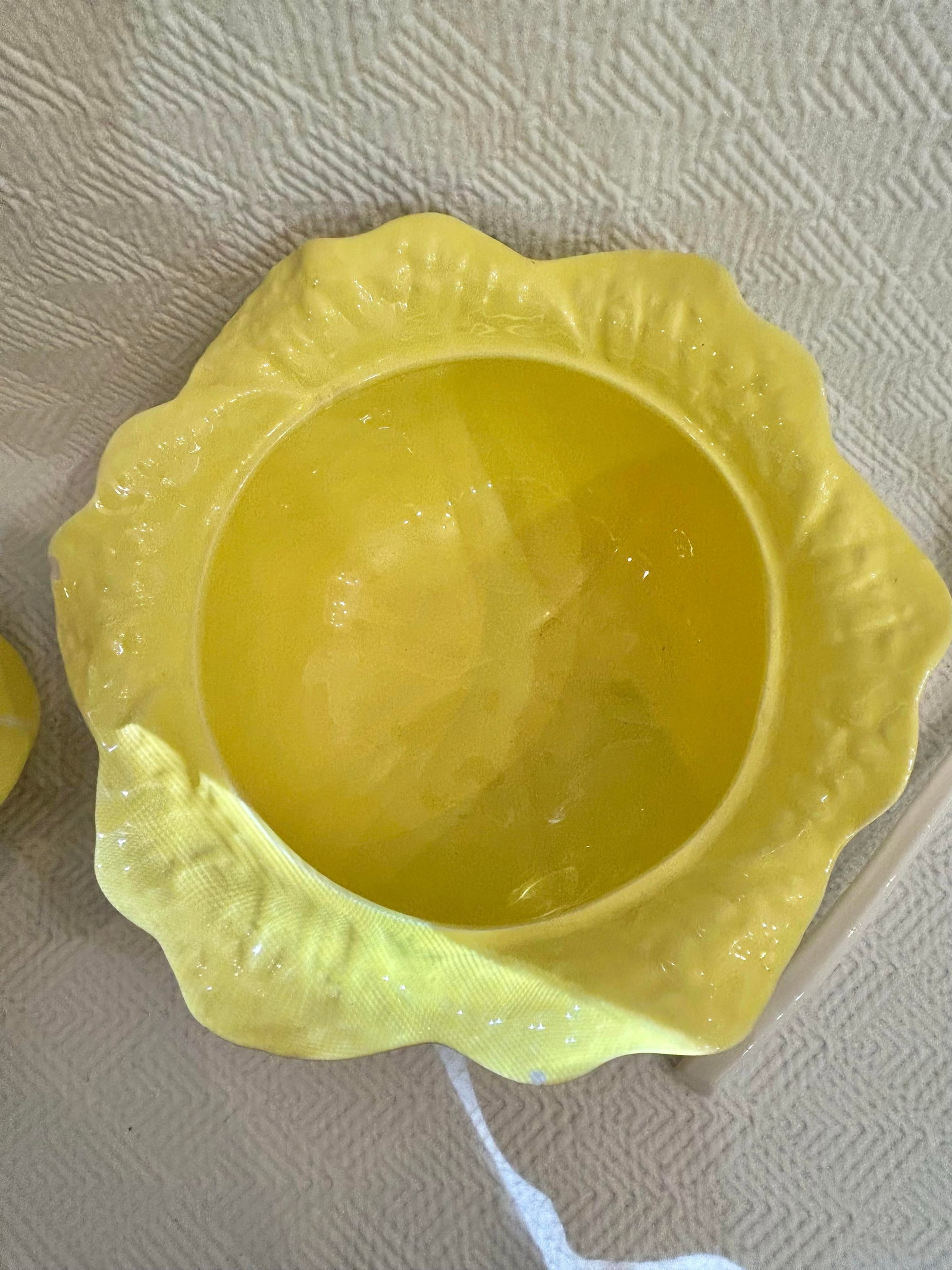 Mid 20th Century Italian Large Yellow Majolica Cabbage Ware Tureen With Lid and Ladle - 9