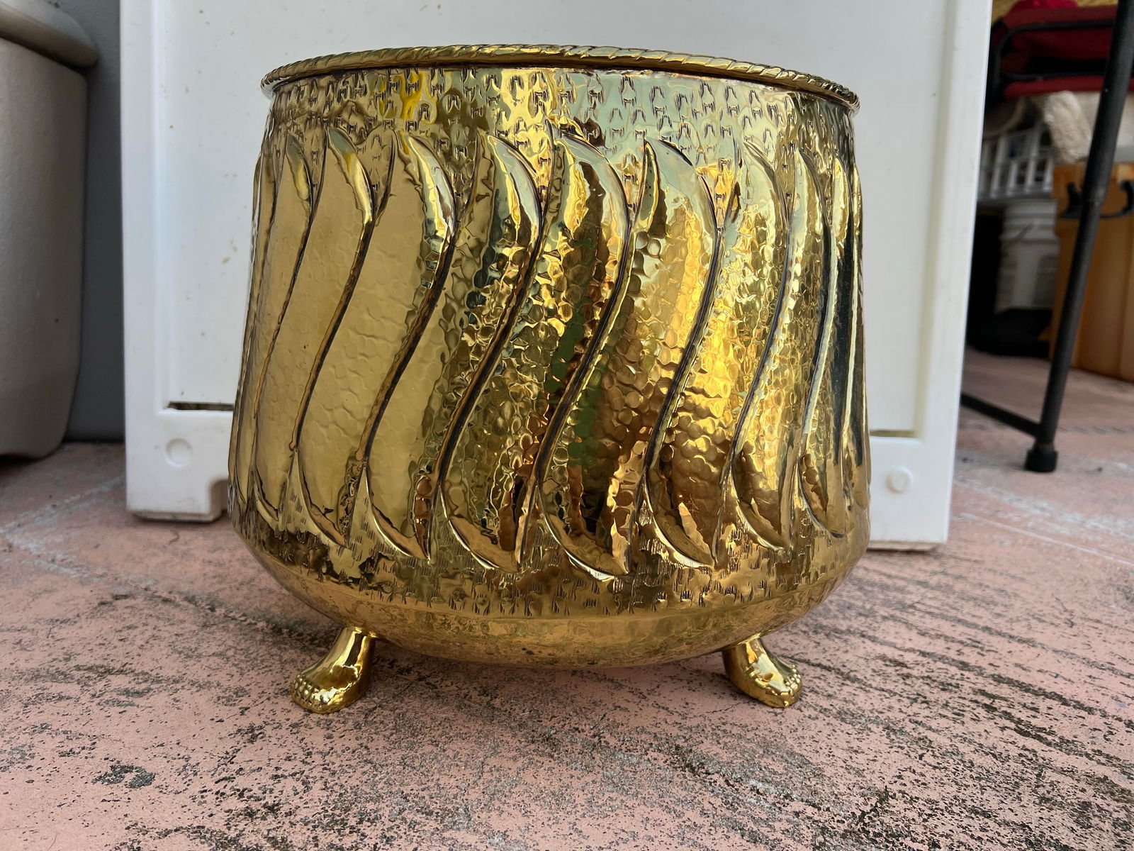 1950s Large Polished Brass Footed Planter From Itay - 7